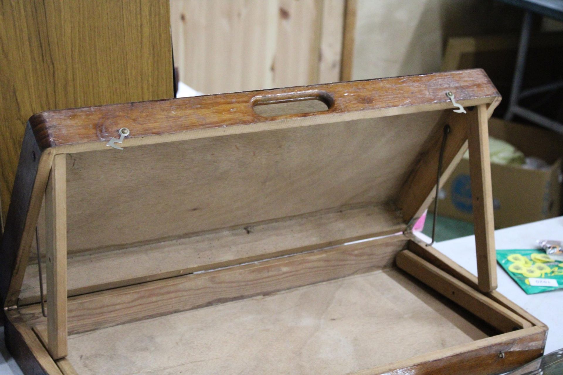 AN EDWARDIAN DOVETAIL METAMORPHIC PICNIC BOX / TABLE - Image 3 of 4