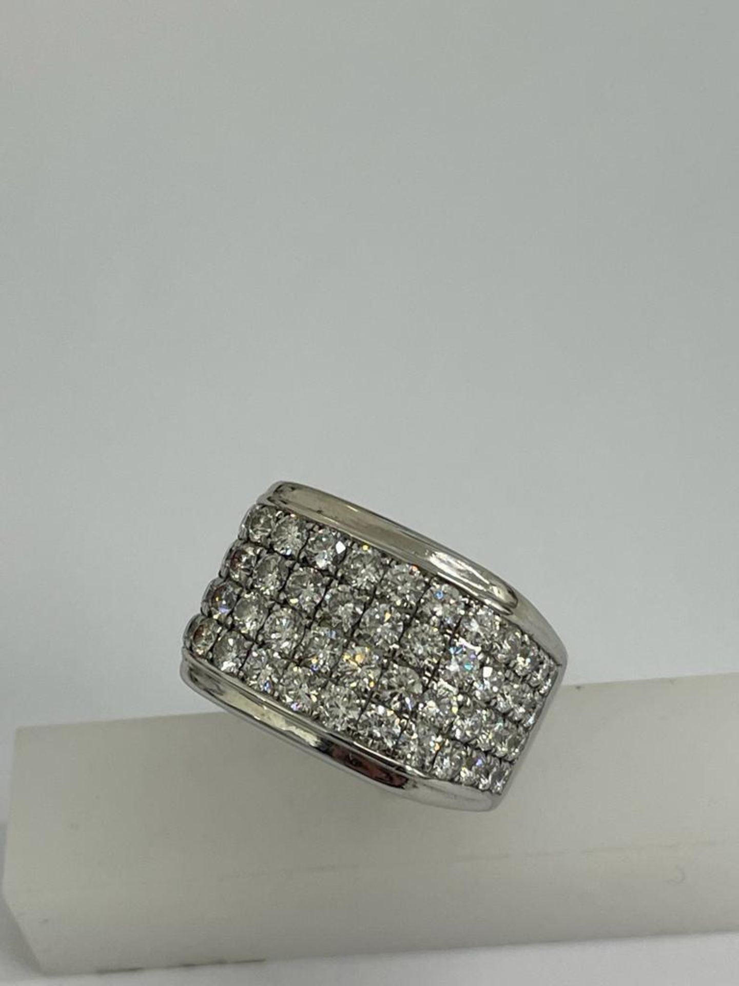 A GENTLEMAN'S 14 CARAT WHITE GOLD RING SET WITH APPROXIMATELY 5 CARATS OF BRILLIANT CUT DIAMONDS, - Image 5 of 8