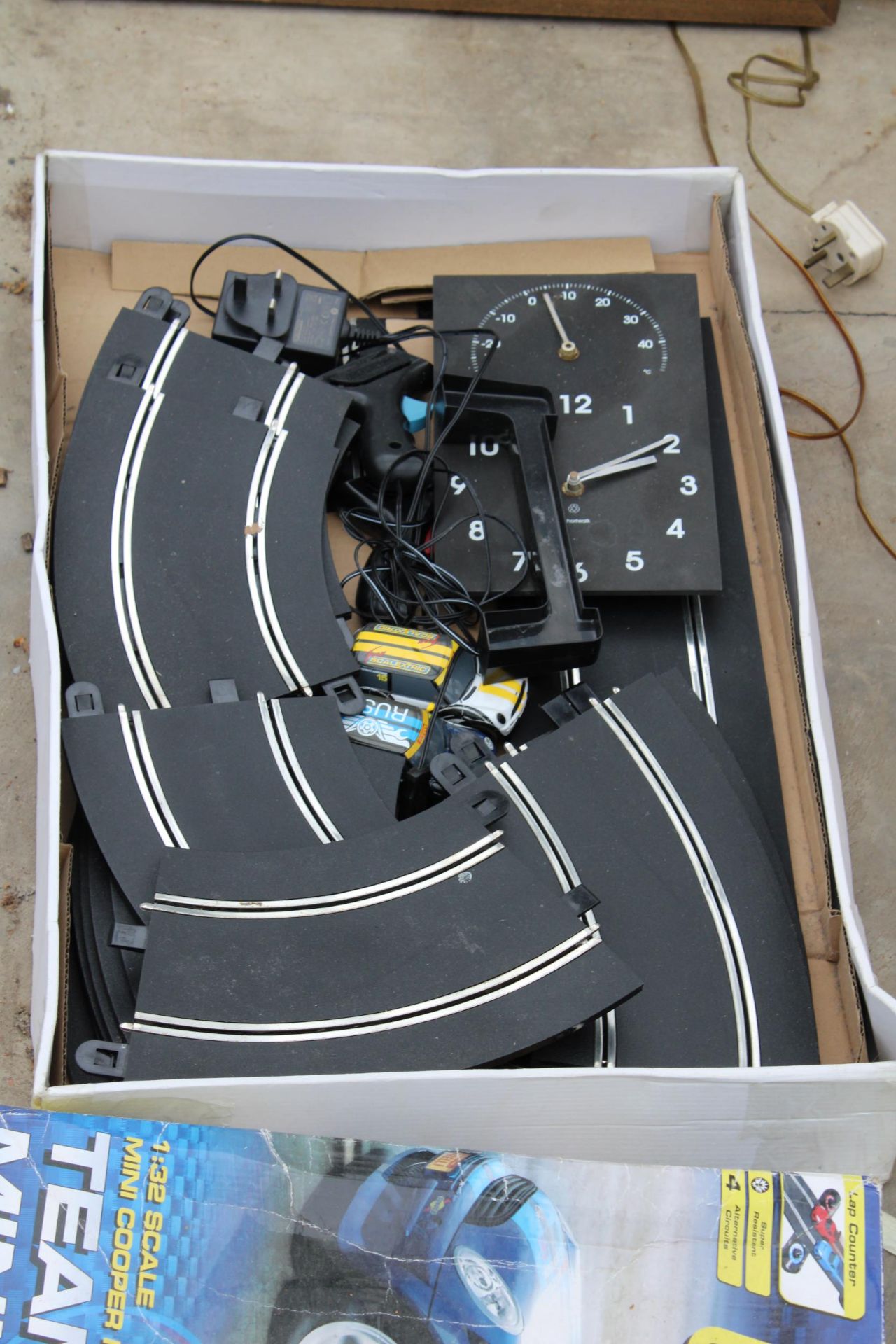 A SCALEXTRIC SET COMPLETE WITH TWO CARS - Image 2 of 2
