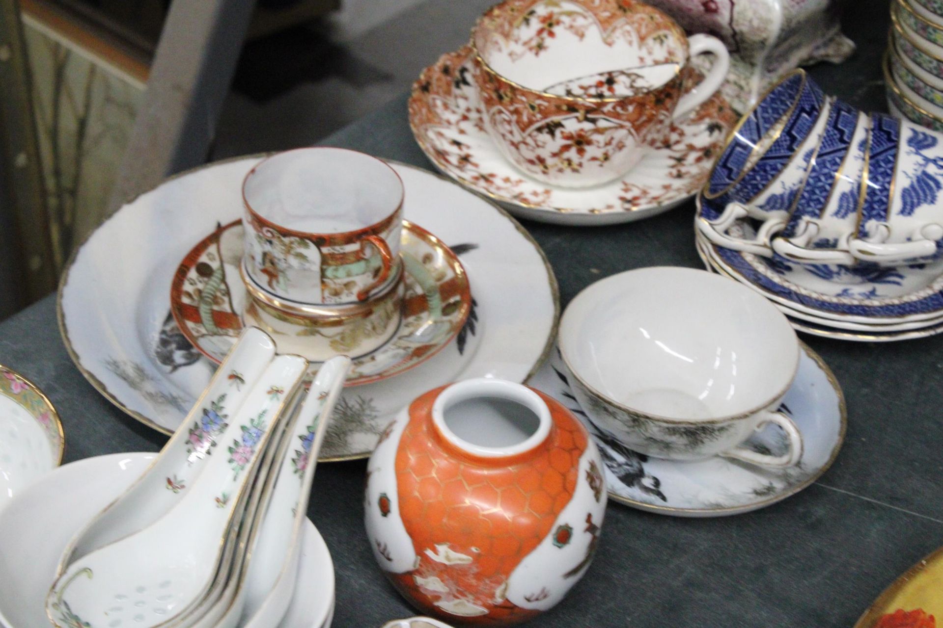 A COLLECTION OF ORIENTAL CERAMICS TO INCLUDE BOWLS, CUPS, SPOONS, ETC - Image 3 of 5
