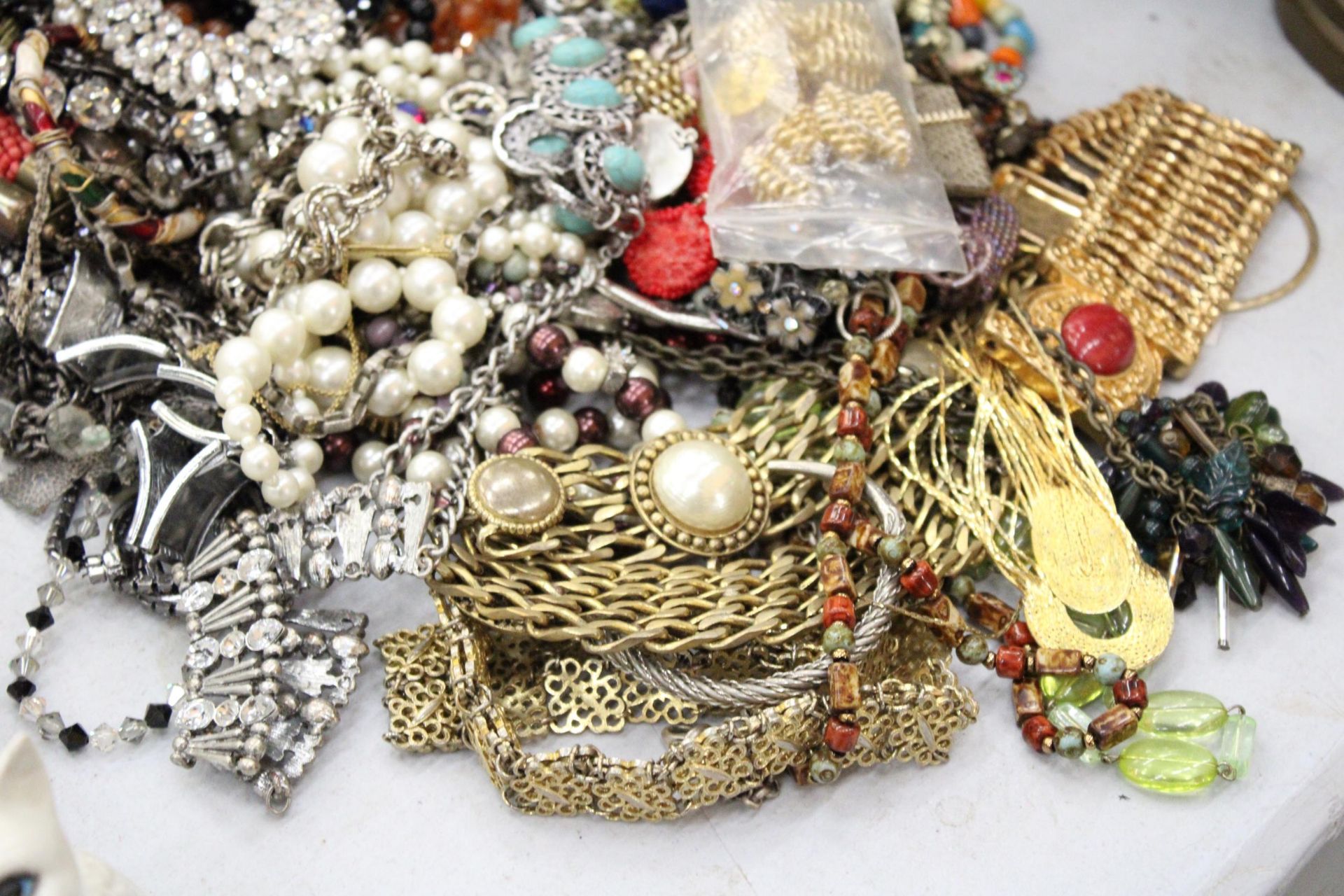 A LARGE MIXED LOT OF JEWELLERY TO INCLUDE EARINGS, BROOCHES, NECKLACES ETC PLUS A JEWELLERY BOX - Image 5 of 7