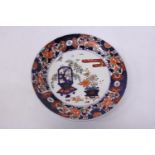 AN ANTIQUE JAPANESE IMARI PLATE - 27.5 CM WITH CHARACTER MARKS TO BASE