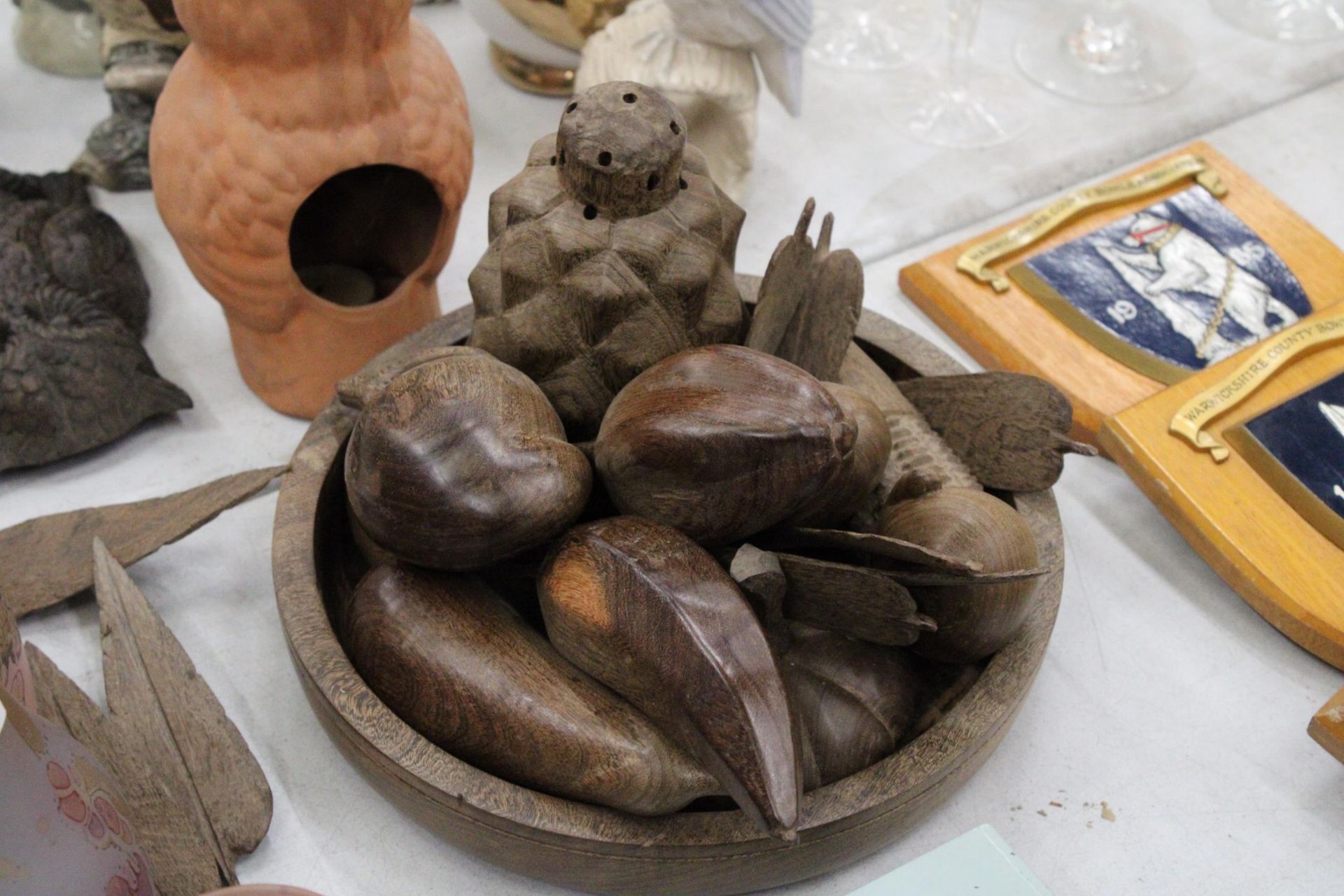 A UNUSUAL TREEN FRUIT BOWL WITH WOODEN FRUIT AND VEGTABLES PLUS LEAVES - Image 2 of 4