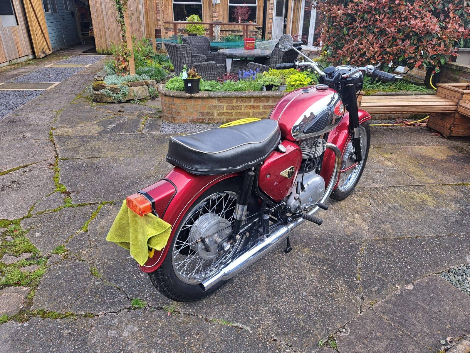 A 1964 BSA 500 TWIN MOTORCYCLE - ON A V5C, VENDOR STATES GOOD STARTER AND RUNNER, FROM A PRIVATE - Image 4 of 4