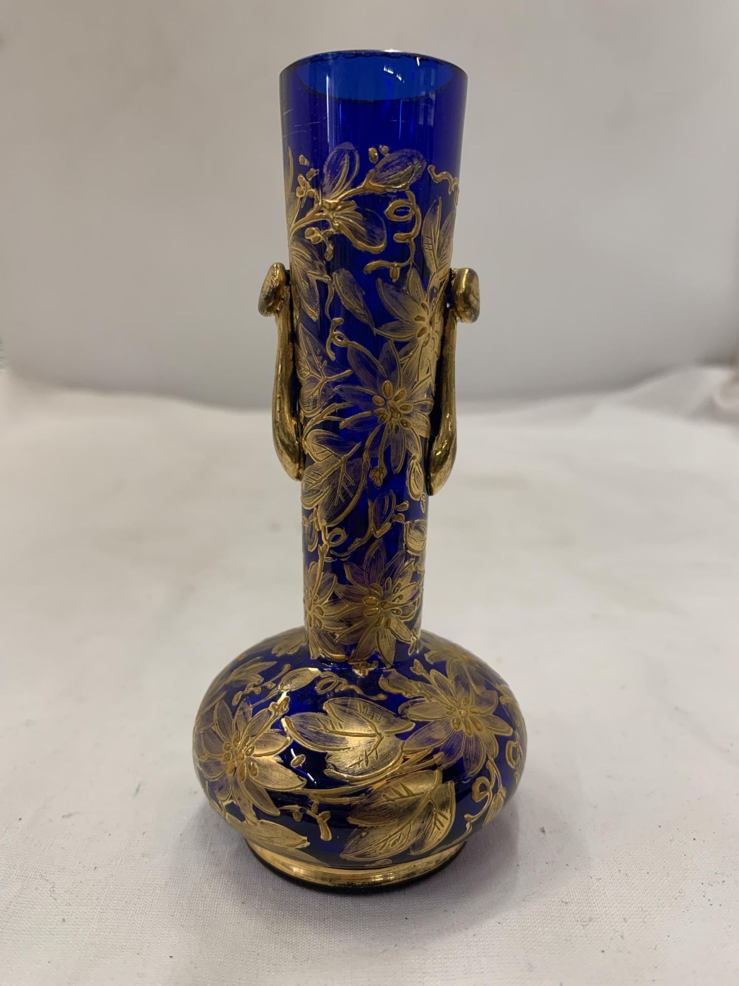 A STOURBRIDGE, BLUE GILT GLASS VASE, HEIGHT 12CM - Image 4 of 7