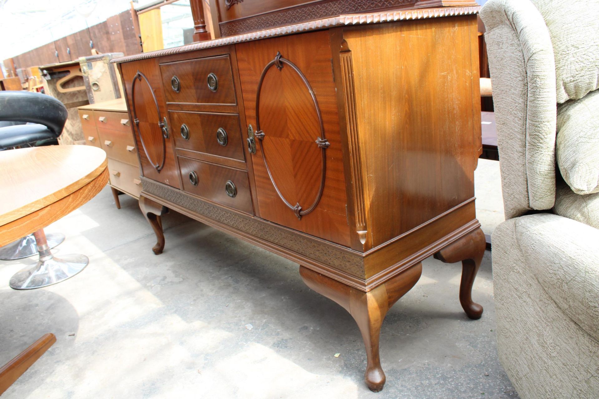 A LATE VICTORIAN MAHOGANY MIRROR-BACK SIDEBOARD ON CABRIOLE LEGS, ROPE EDGE, TWO TURNED AND FLUTED - Image 3 of 7