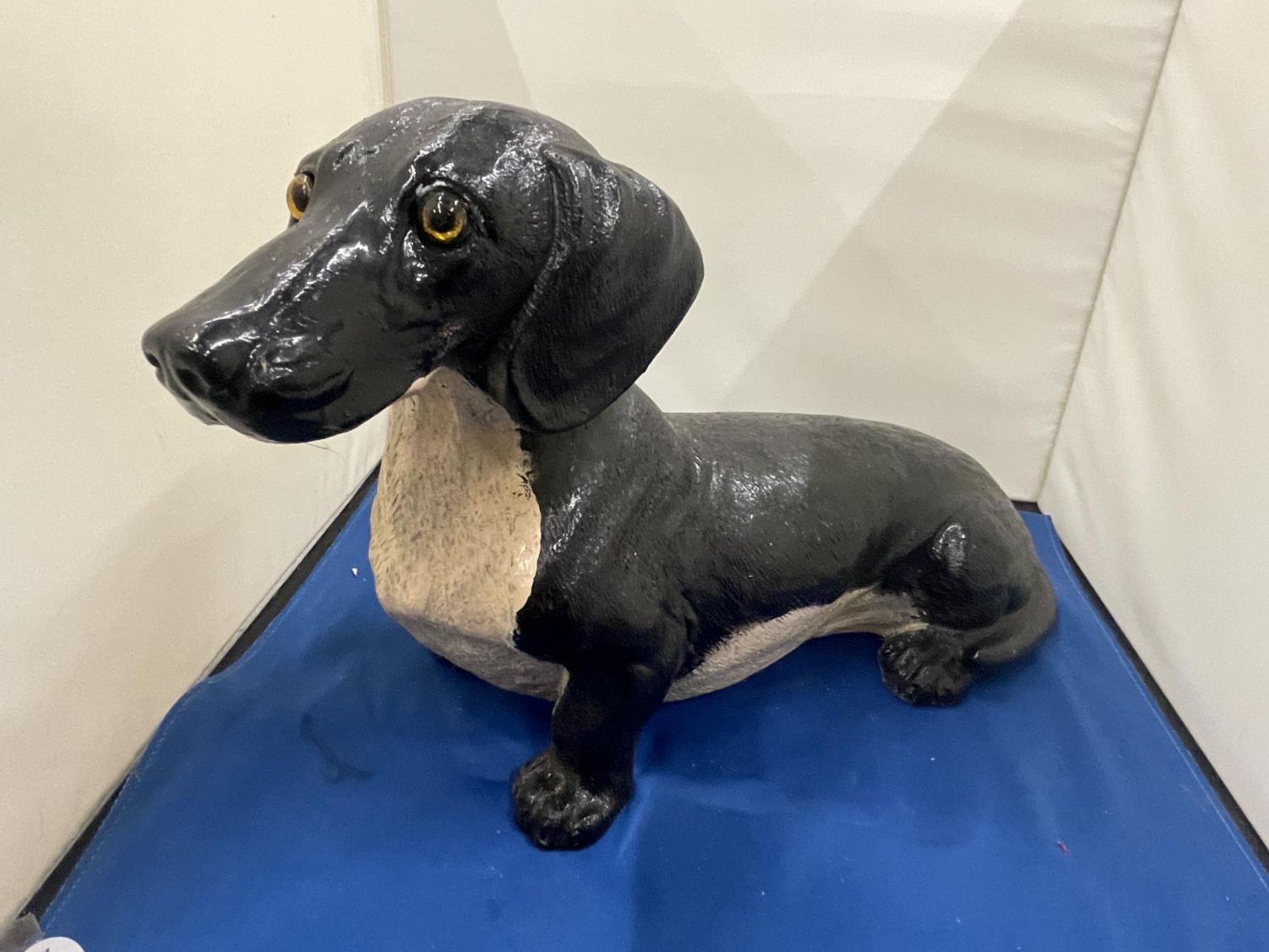 A LARGE FIGURE OF A DACHSHUND APPROXIMATELY 36CM IN LENGTH - Image 2 of 8