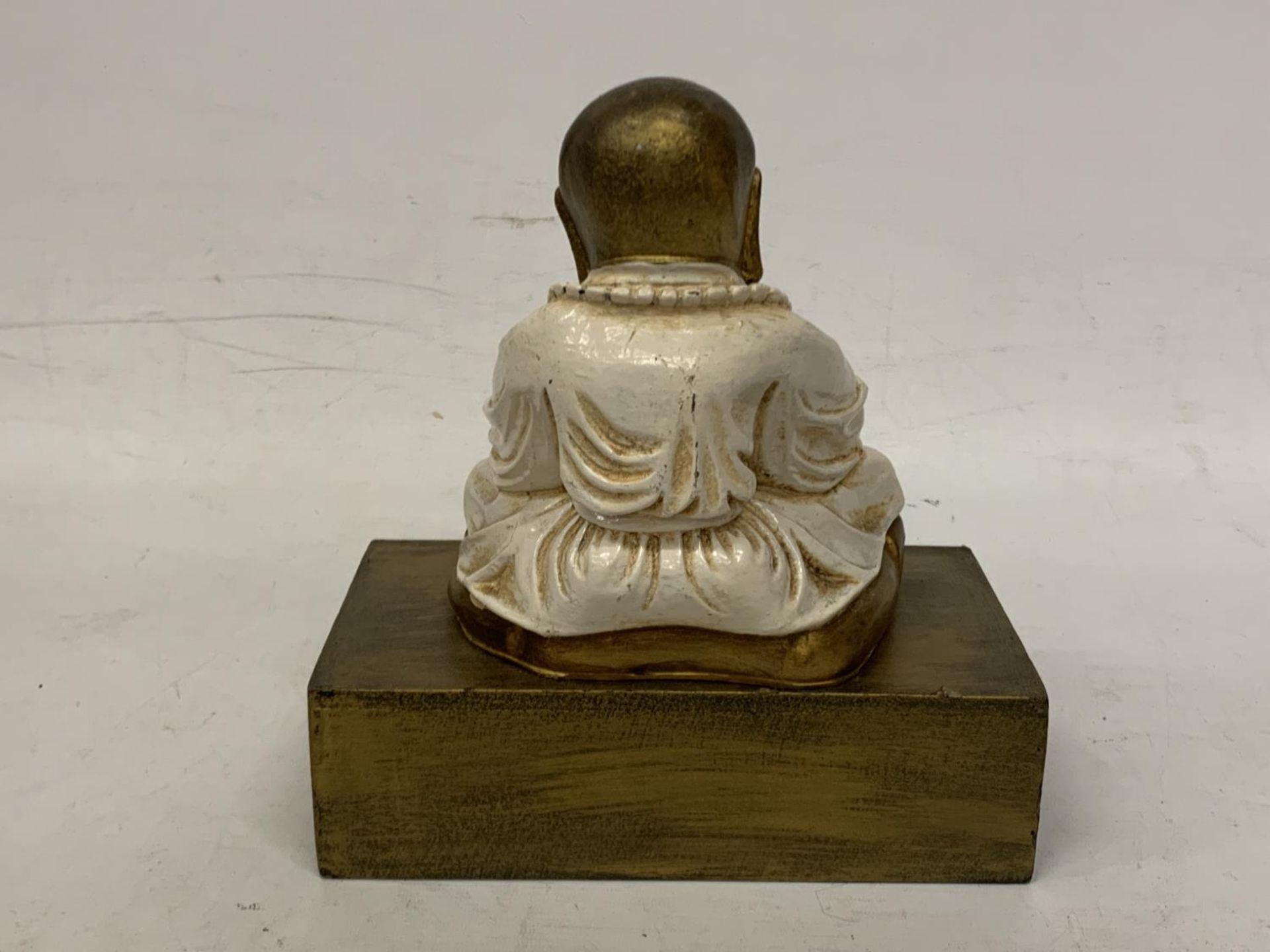 A CREAM/WHITE BUDDHA JEWELLERY BOX - Image 4 of 4