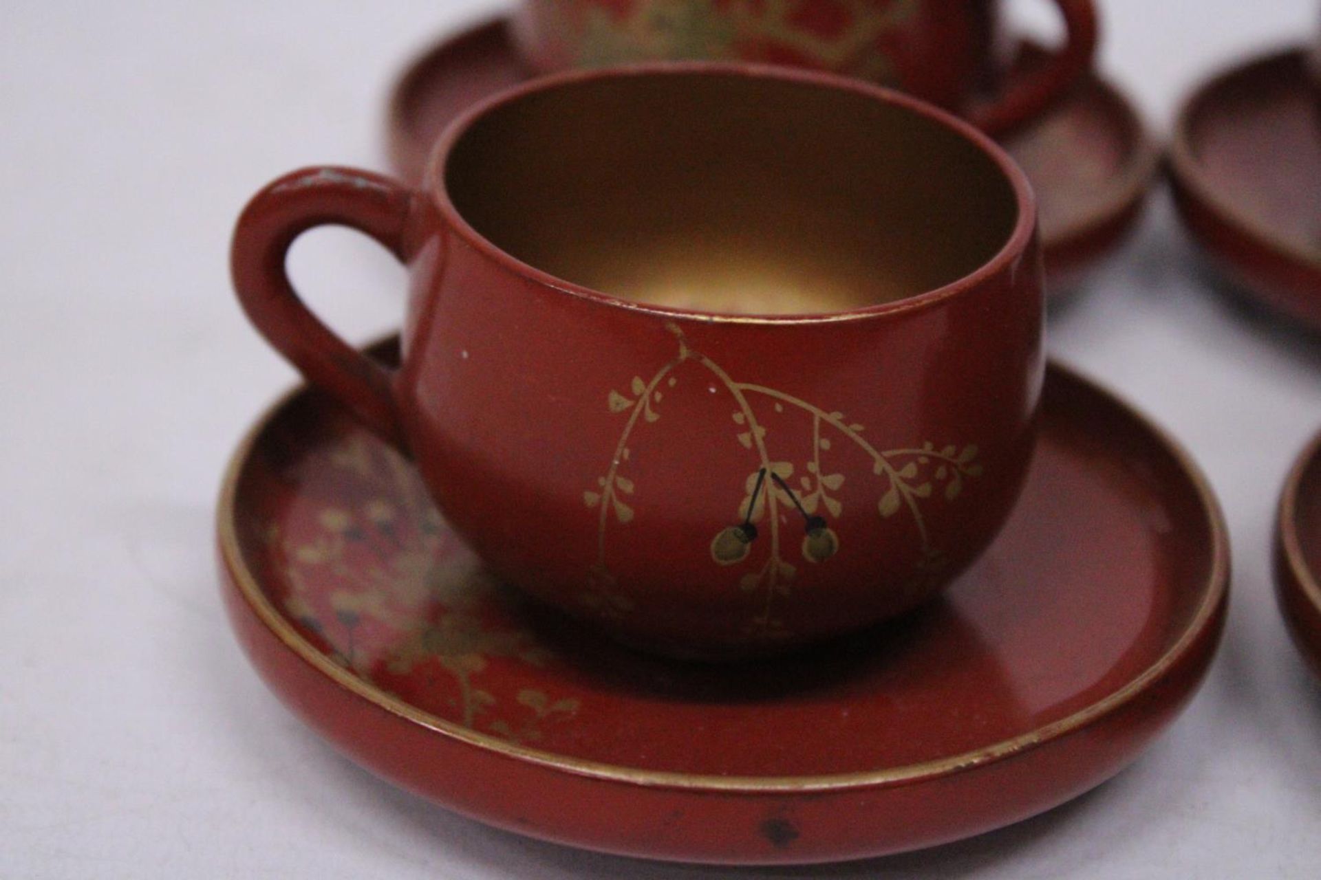 A VINTAGE SET OF CHINESE GILT AND RED LACQUERED DESIGN TEA CUPS AND SAUCERS - Image 4 of 6