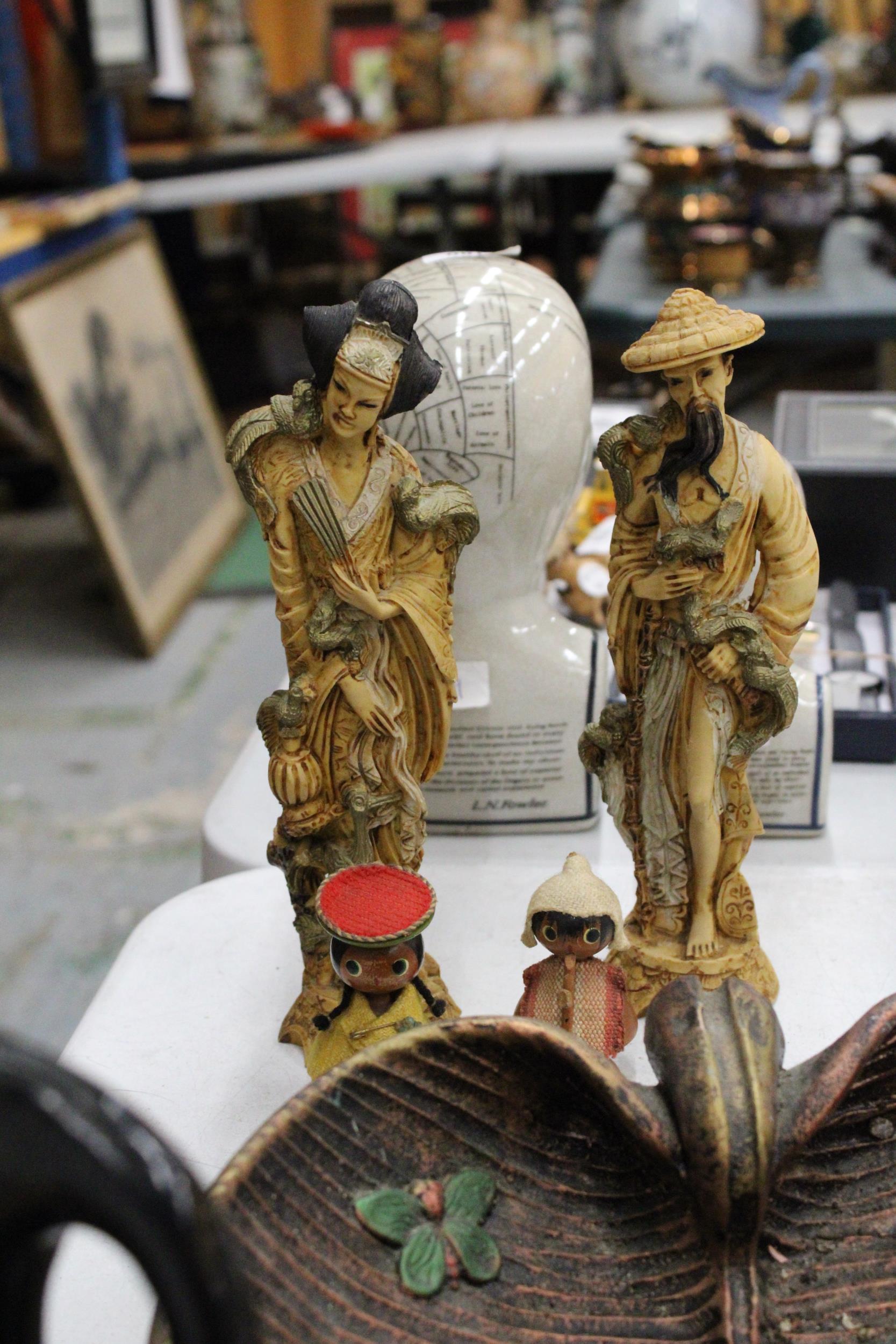A MIXED LOT TO INCLUDE A PAIR OF VINTAGE HAND DECORATED CHINESE ORIENTAL STATUES PLUS A ONYX AFRICAN - Image 6 of 6