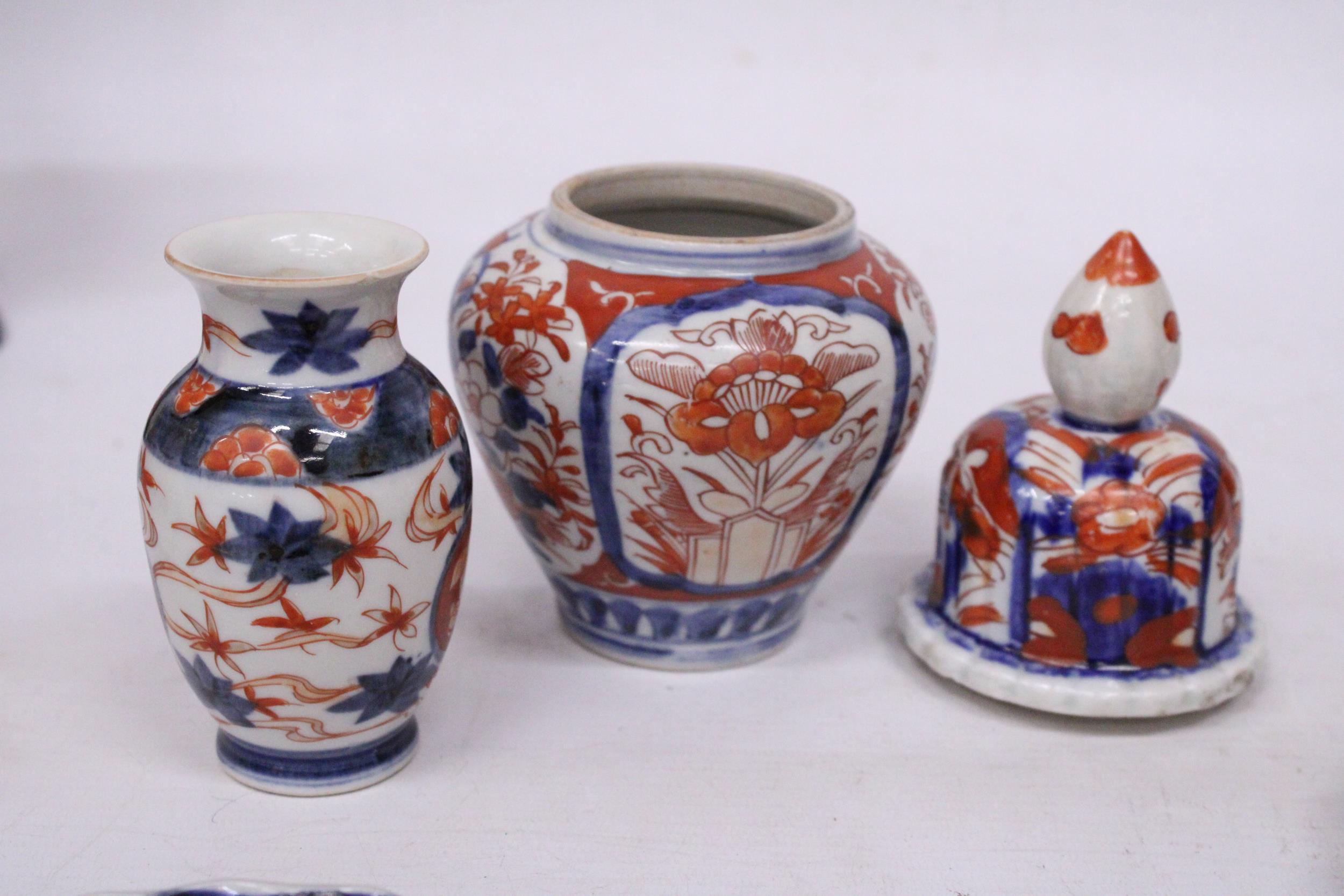 A COLLECTION OF JAPANESE IMARI TO INCLUDE A TEMPLE JAR, SMALL VASE, SMALL AND MEDIUM SIZE PLATE - Image 4 of 4