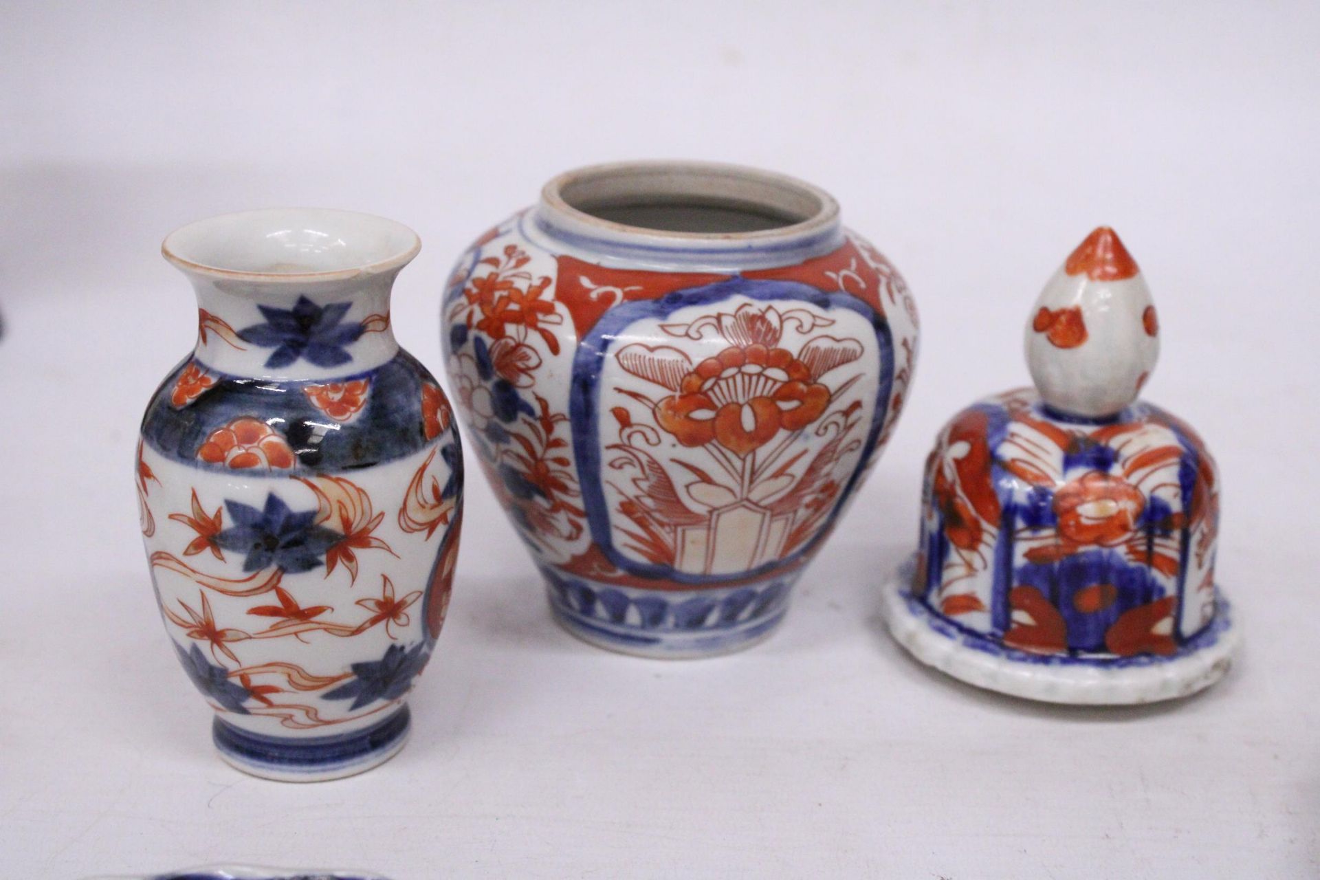 A COLLECTION OF JAPANESE IMARI TO INCLUDE A TEMPLE JAR, SMALL VASE, SMALL AND MEDIUM SIZE PLATE - Image 4 of 4