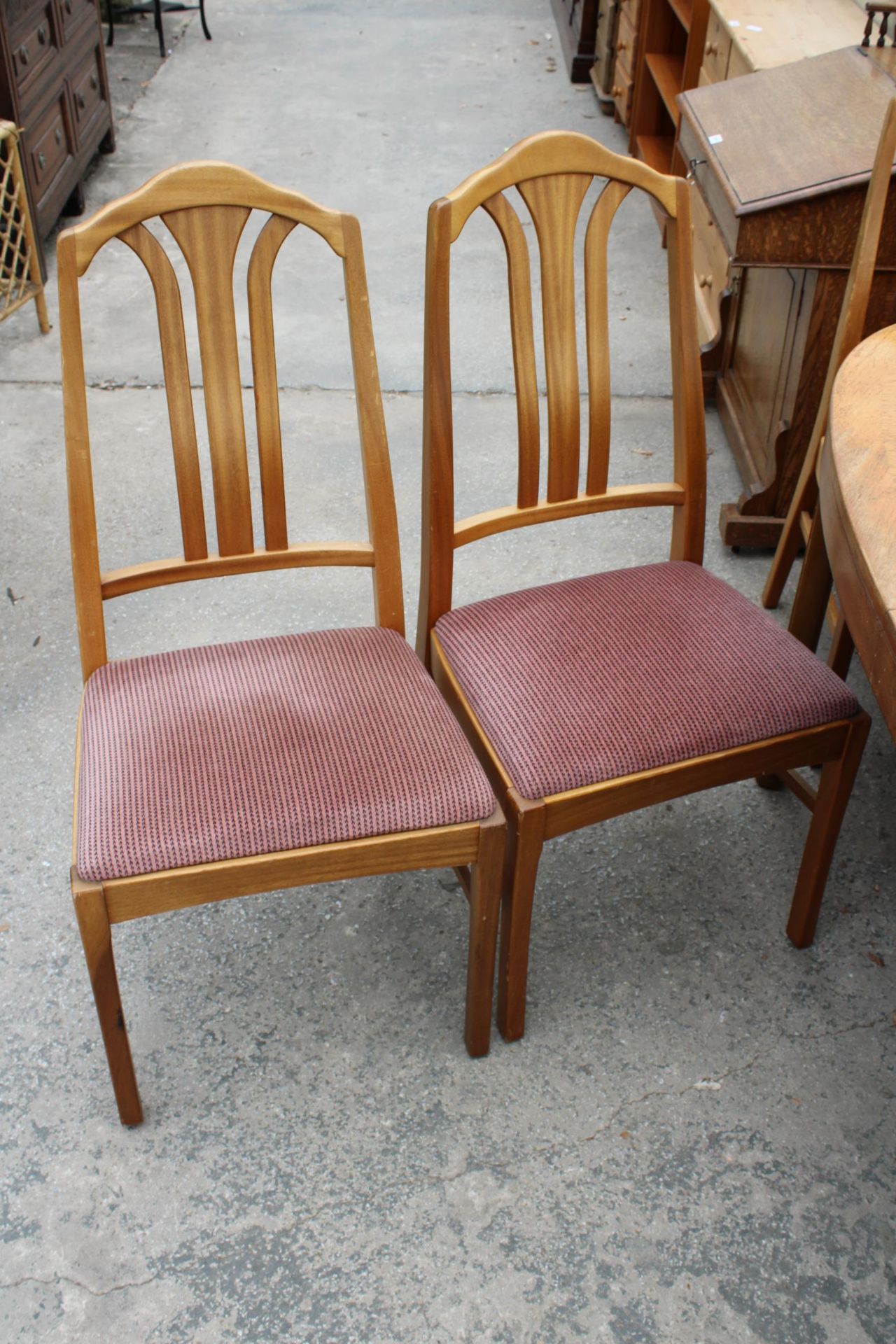 A RETRO TEAK EXTENDING DINING TABLE, 60" X 39" (LEAF 21") AND SIX DINING CHAIRS - Bild 5 aus 6