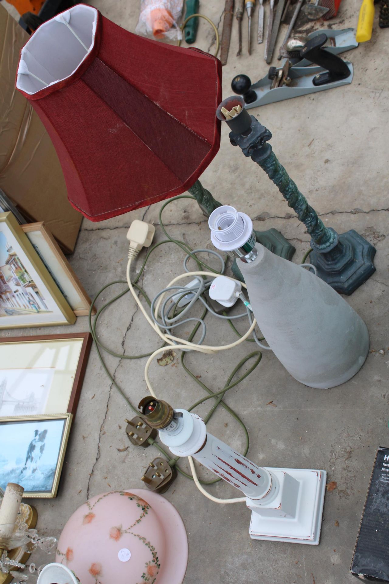 AN ASSORTMENT OF VARIOUS LAMPS AND LIGHT FITTINGS ETC - Image 3 of 3