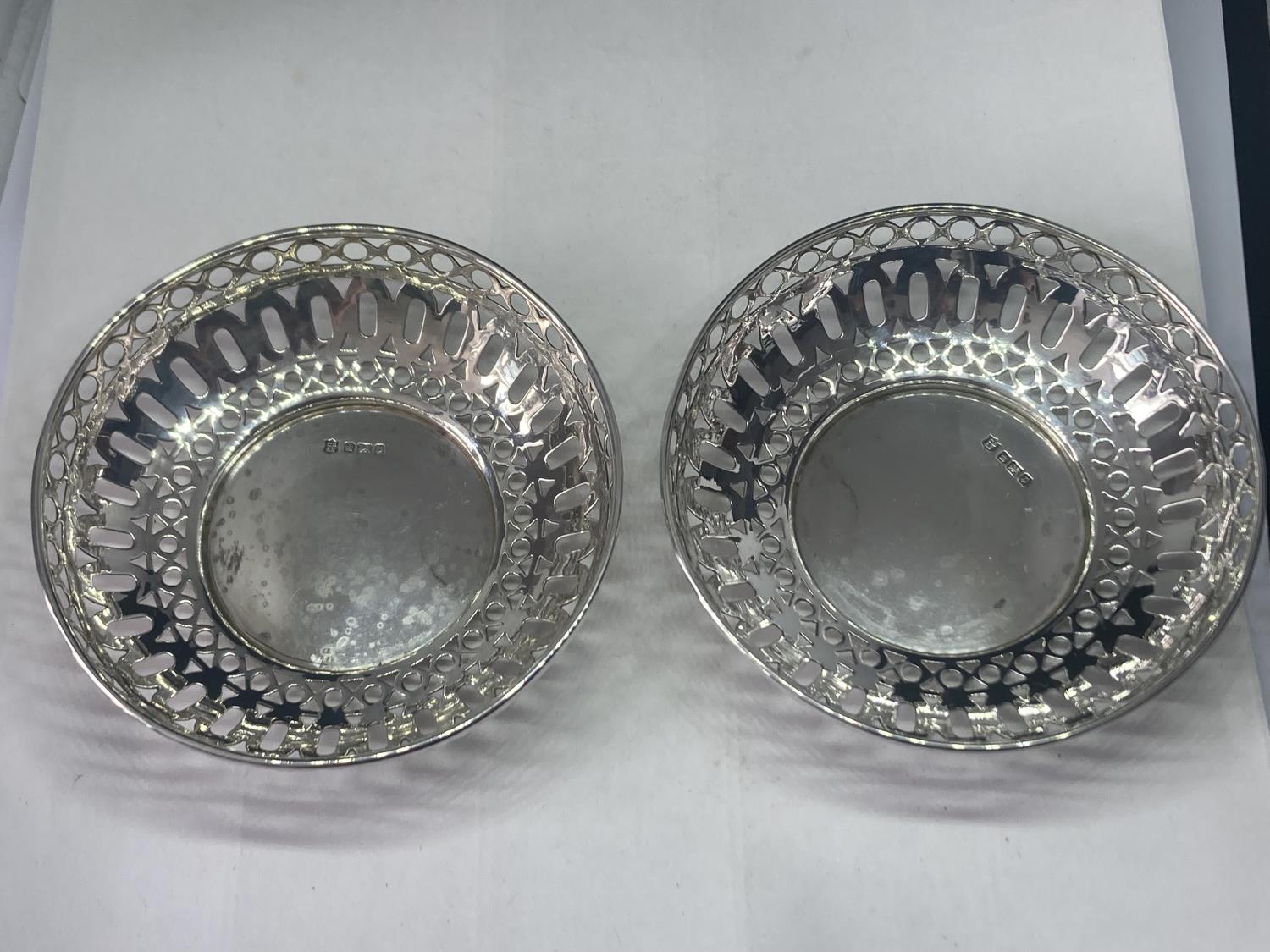 A PAIR OF HALLMARKED SHEFFIELD SILVER PIERCED DISHES - Image 4 of 6