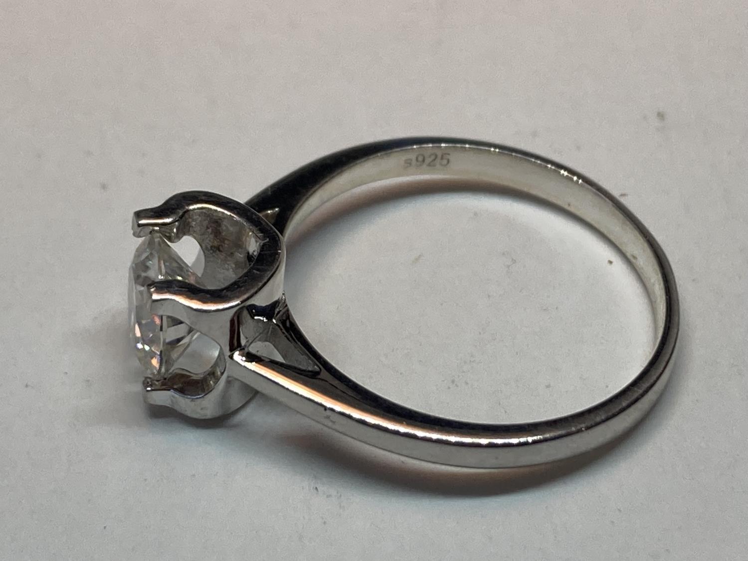 A MARKED 925 RING WITH A ONE CARAT SOLITAIRE MOISSANITE SIZE N/O IN A PRESENTATION BOX WITH A GMA - Image 8 of 12