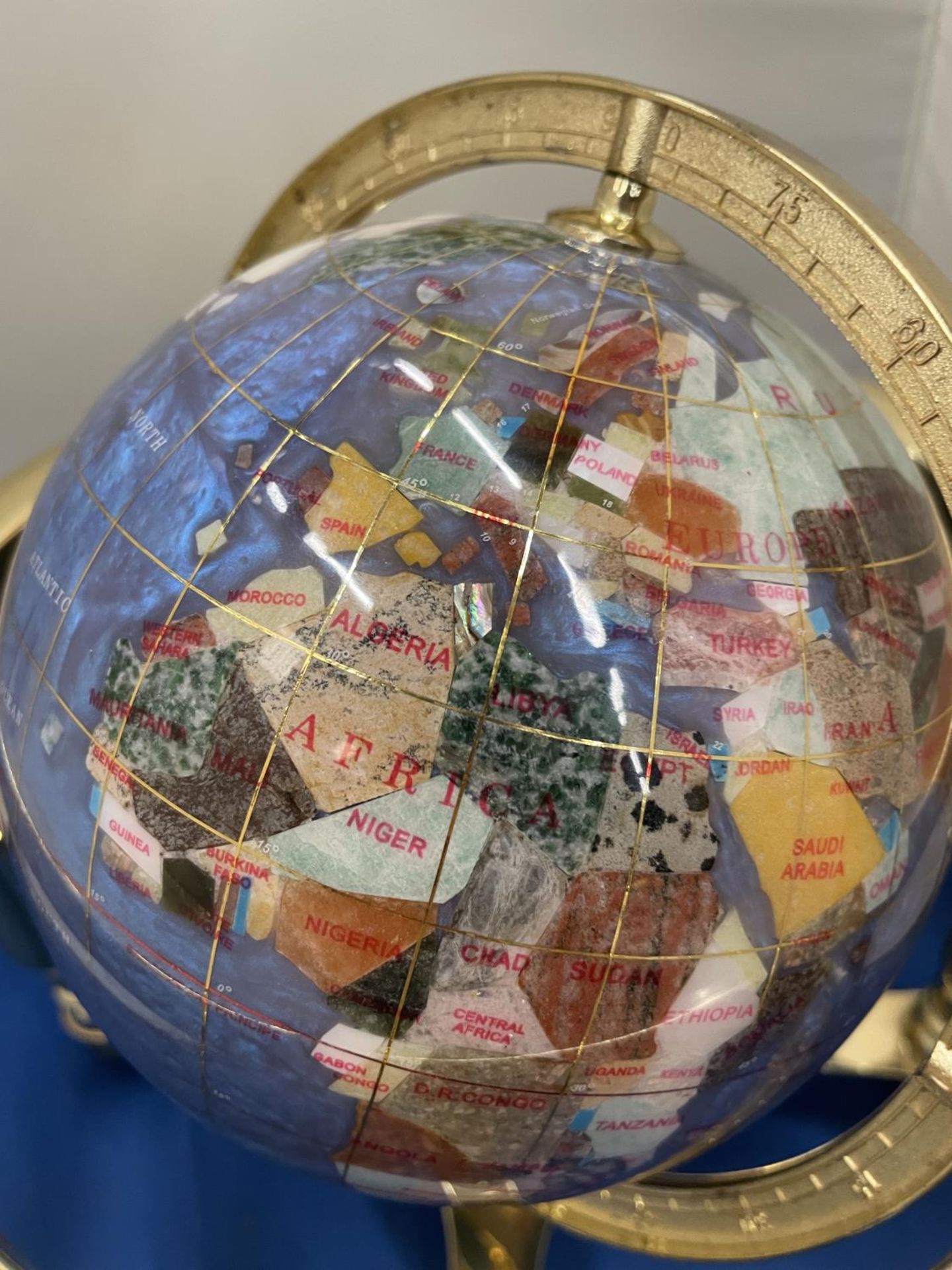 A GLOBE MADE UP OF SEMI PRECIOUS STONES ON A BRASS COLOURED BASE - Image 7 of 8