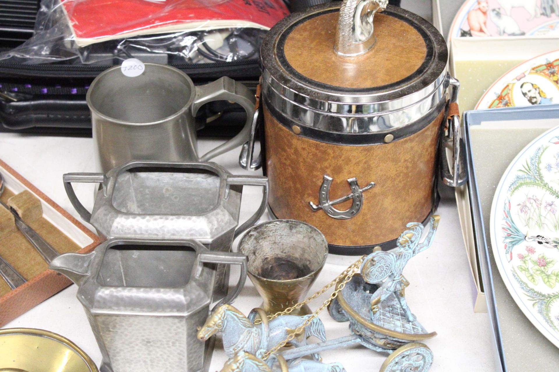A MIXED LOT TO INCLUDE VINTAGE BOXED TABLESPOONS, HAMMERED PEWTER WARE, A 1970'S HORSE HEAD ICE - Image 4 of 6