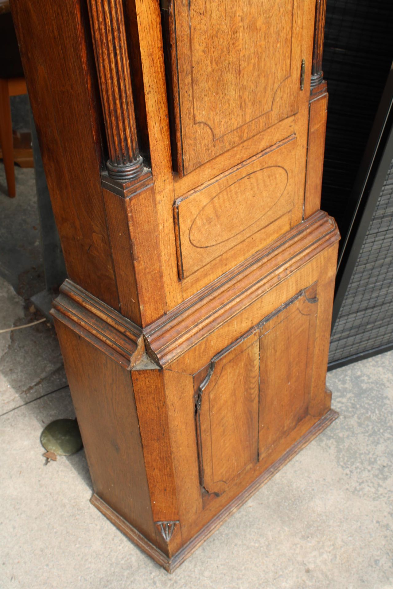 A 19TH CENTURY OAK AND MAHOGANY INLAID EIGHT DAY LONG CASE CLOCK WITH PAINTED ENAMEL DIAL - Image 3 of 3