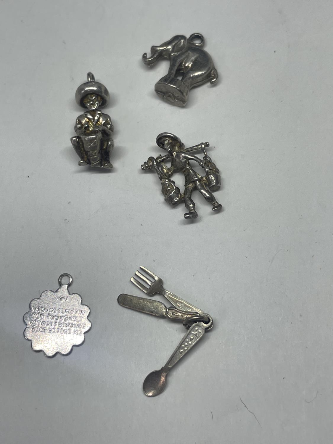 SEVEN SILVER ITEMS TO INCLUDE TWO BELLY BARS AND FIVE CHARMS - Image 3 of 3
