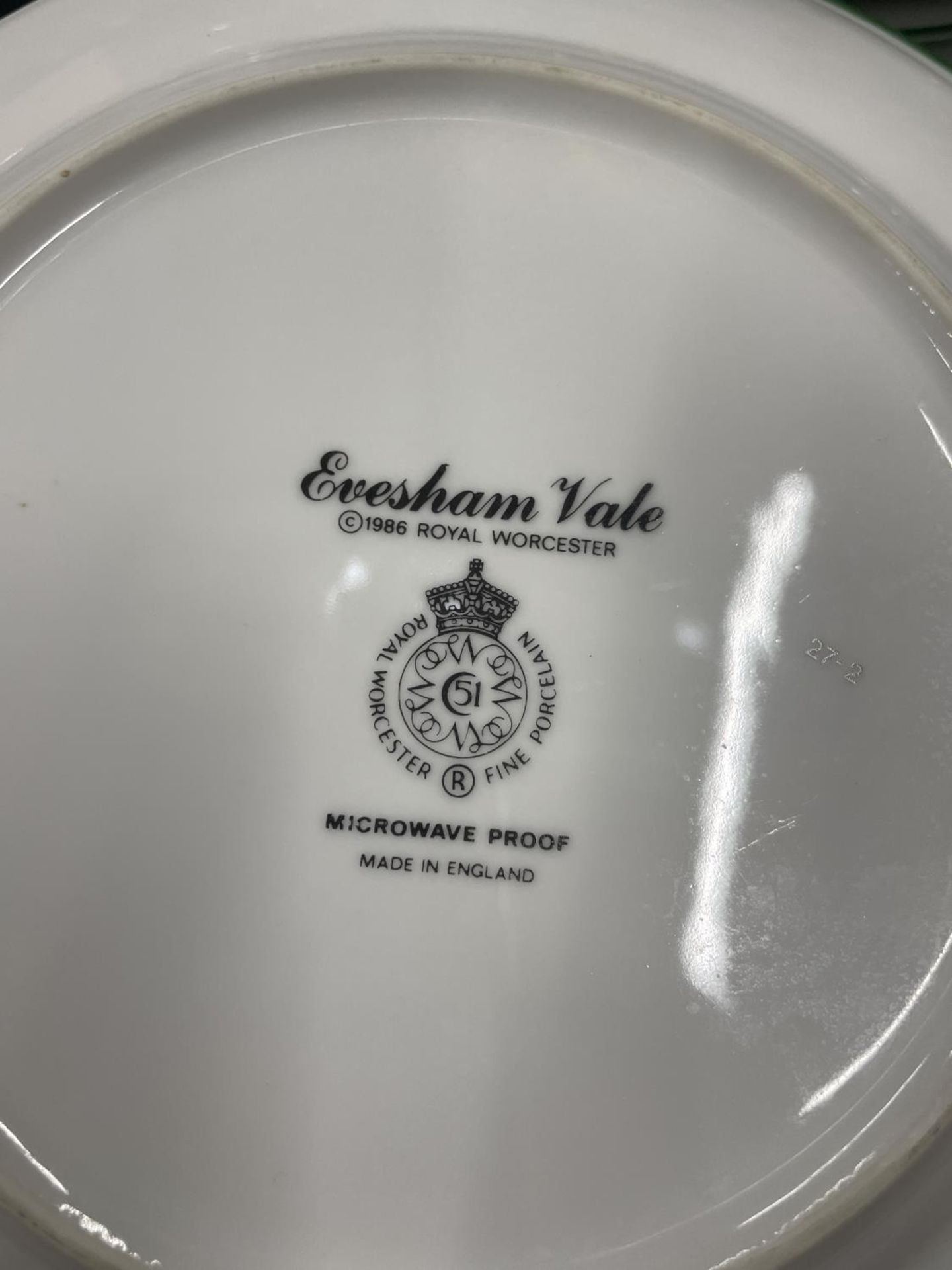 A COLLECTION OR ROYAL WORCESTER EVESHAM DINNERWARE TO INCLUDE PLATES, SIDE PLATES, BOWLS, - Image 7 of 8