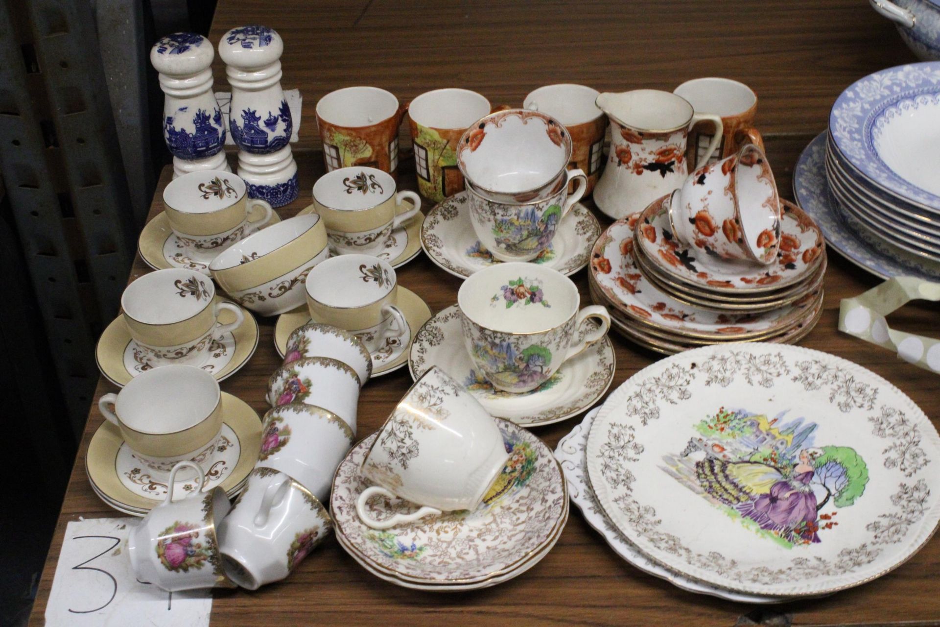 A MIXED LOT OF TEAWARE TO INCLUDE CUPS, SAUCERS, SIDE PLATES. CAKE PLATES, CREAM JUG SUGAR BOWL ETC