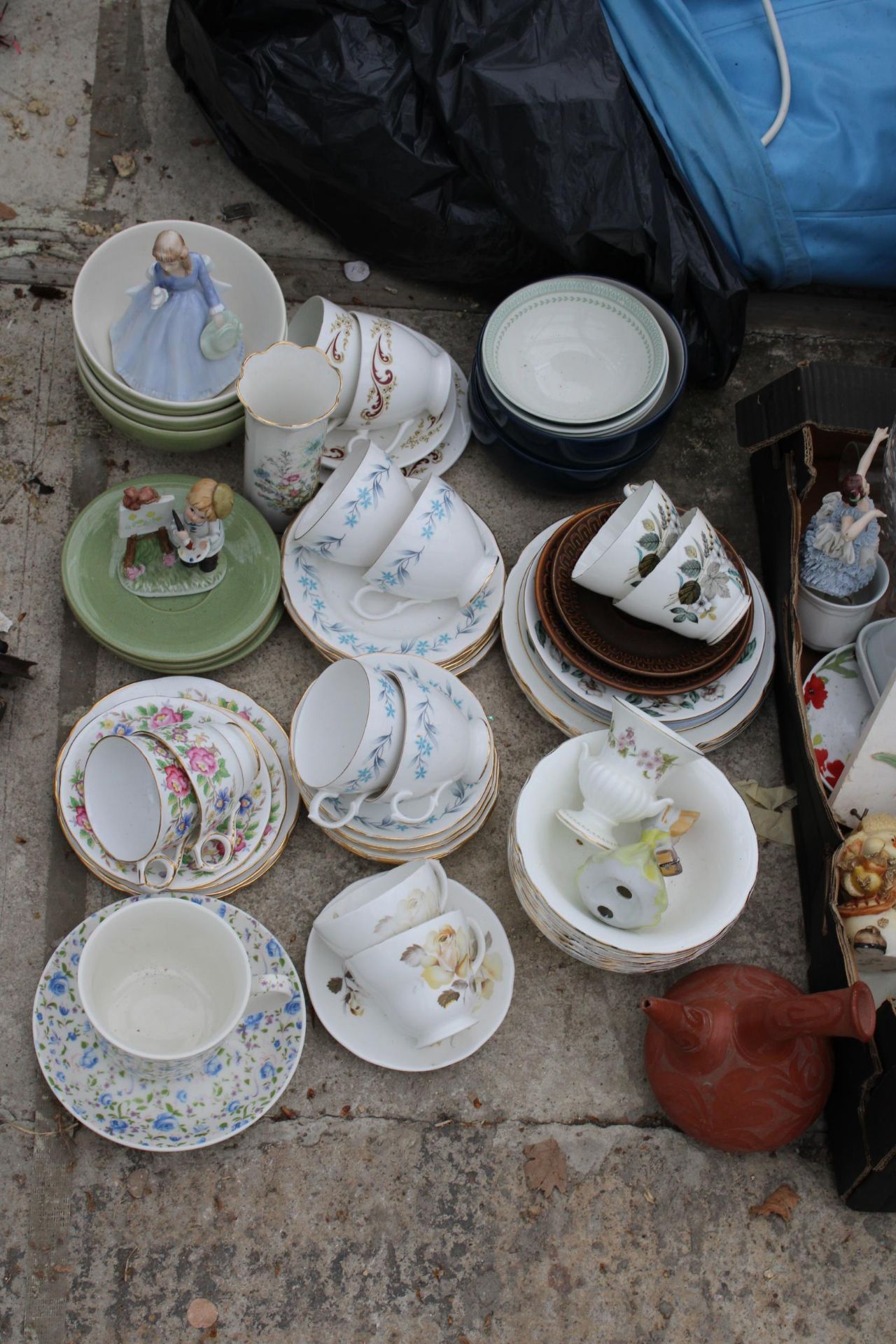 A LARGE ASSORTMENT OF HOUSEHOLD ITEMS TO INCLUDE KILNER JARS, CUPS AND SAUCERS AND CLOCKS ETC - Image 2 of 4