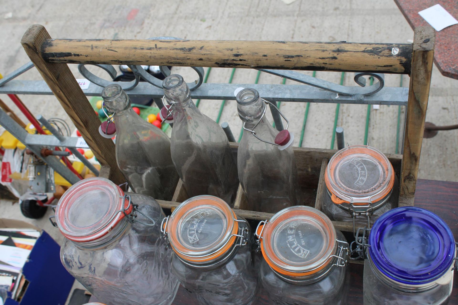 A LARGE QUANTITY OF KILNER JARS AND BOTTLES TO INCLUDE A BOTTLE STAND - Image 2 of 3