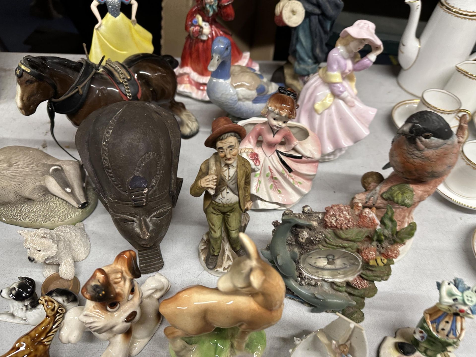 A LARGE QUANTITY OF CERAMICS TO INCLUDE BESWICK DOG AND PHEASANT ASHTRAY, DEER, BIRDS, DOGS, HORSES, - Image 3 of 4