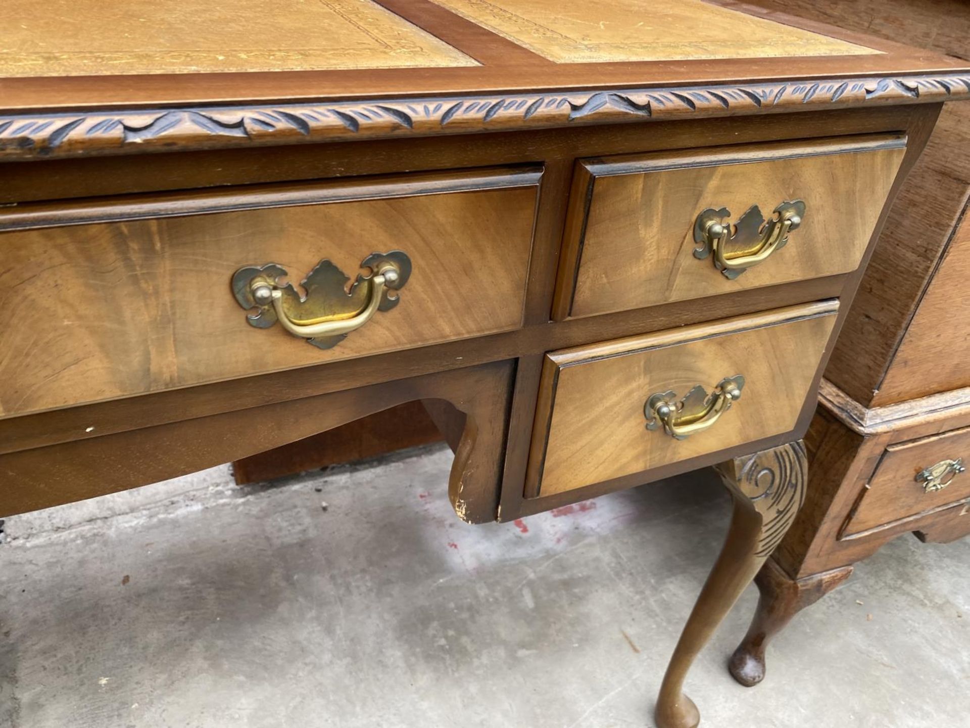 A MID 20TH CENTURY MAHOGANY KNEE HOLE DESK ENCLOSING SHORT AND ONE LONG DRAWER ON CABRIOLE LEGS WITH - Image 5 of 6