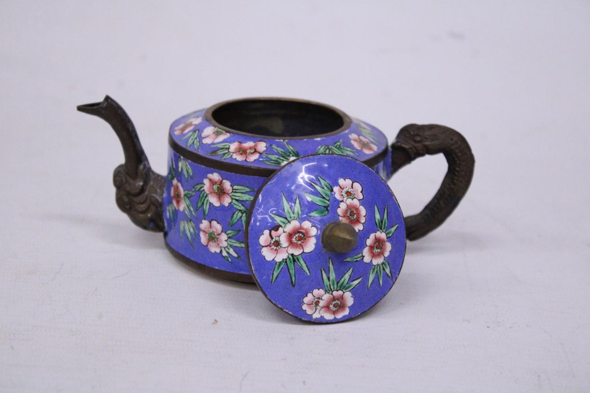 A SMALL FLORAL CHINESE CLOISONNE ENAMEL TEAPOT WITH ELEPHANT SPOUT AND SNAKE HANDLE TOGETHER WITH - Image 4 of 5