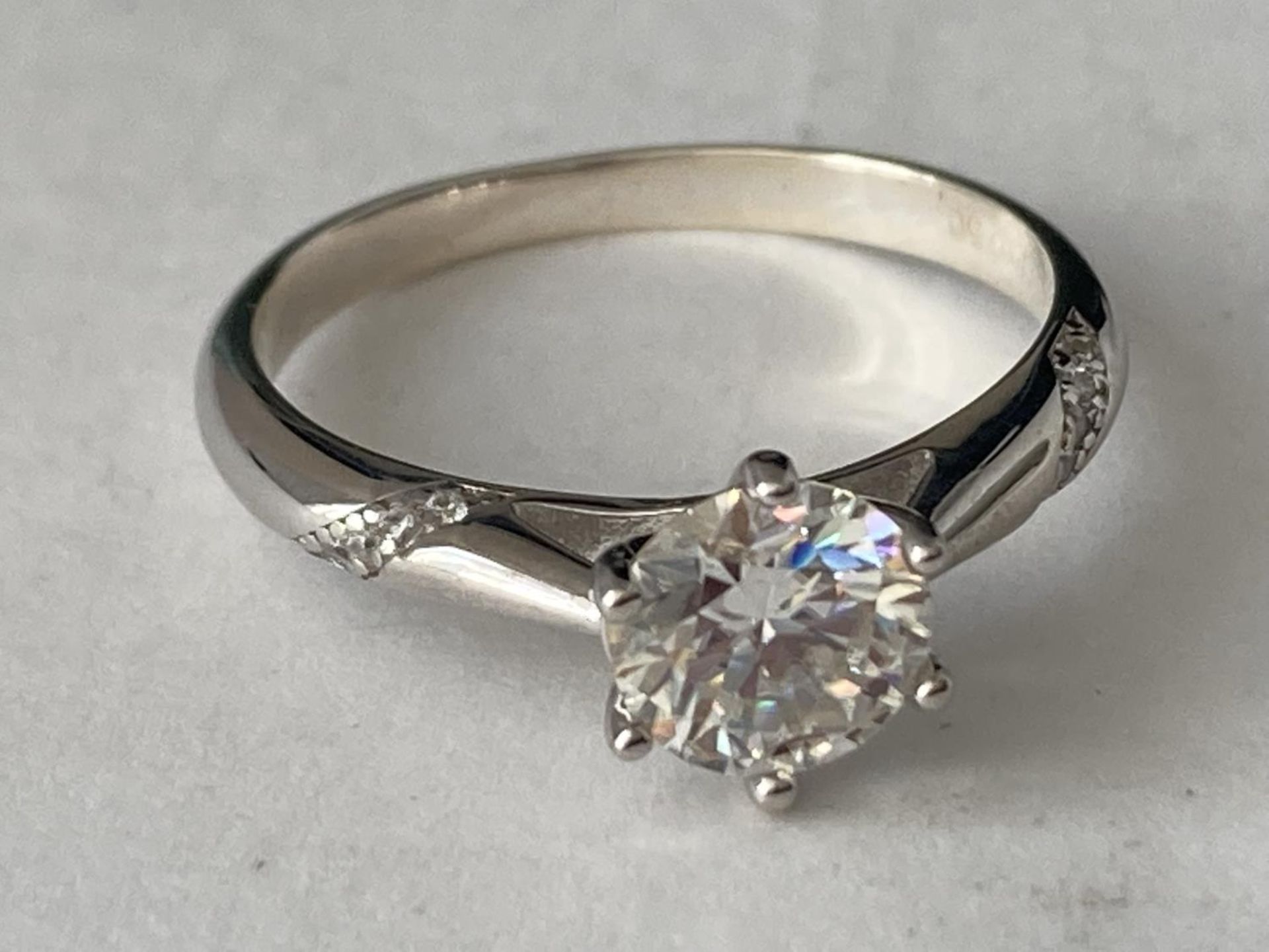 A MARKED 925 RING WITH A ONE CARAT SOLITAIRE MOISSANITE SIZE N/O IN A PRESENTATION BOX WITH A GMA - Image 3 of 10