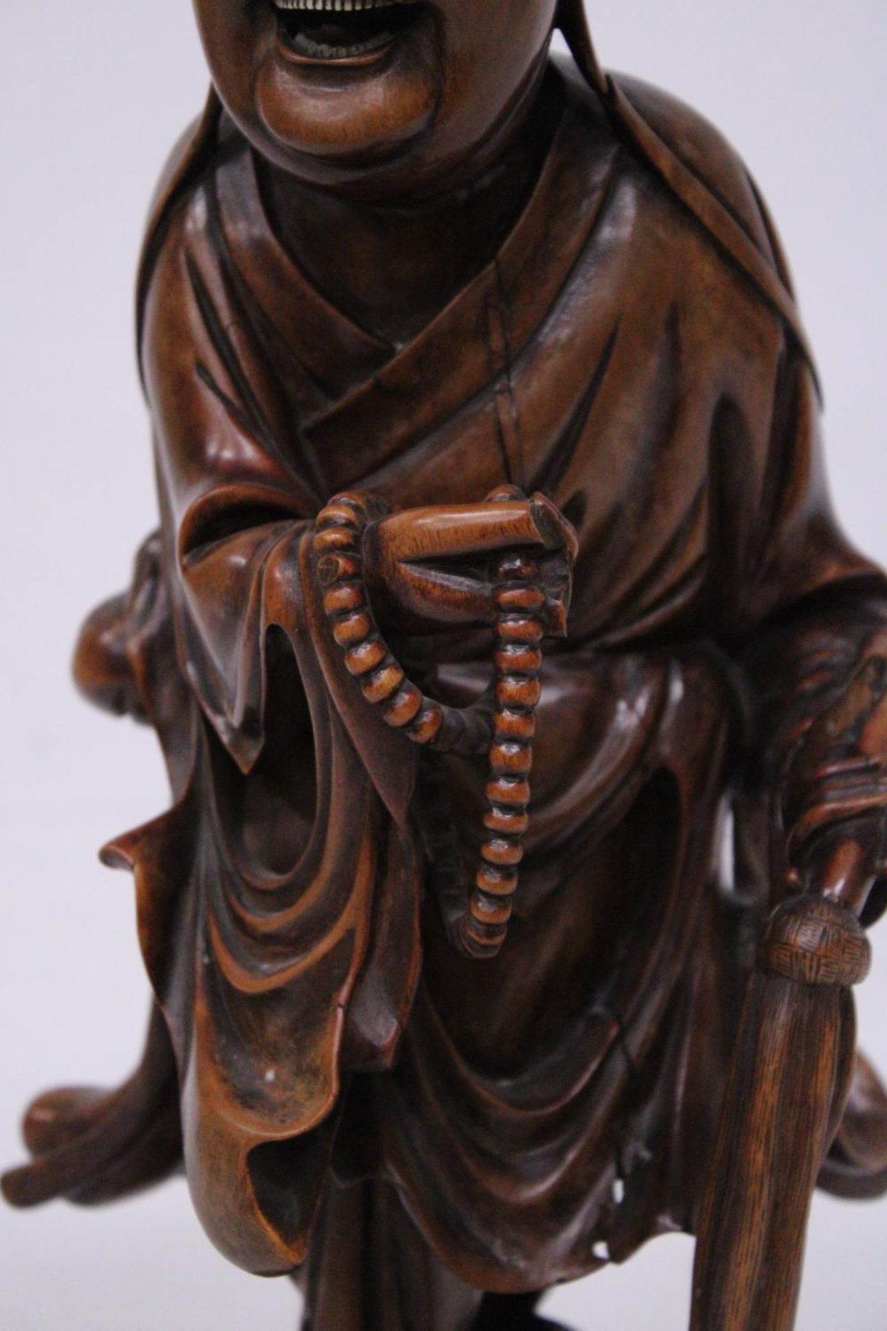 A VINTAGE ORIENTAL ROOTWOOD CARVING OF A HOLYMAN WEARING A TYPICAL COOLIE HAT WITH TEETH ( - Image 7 of 7