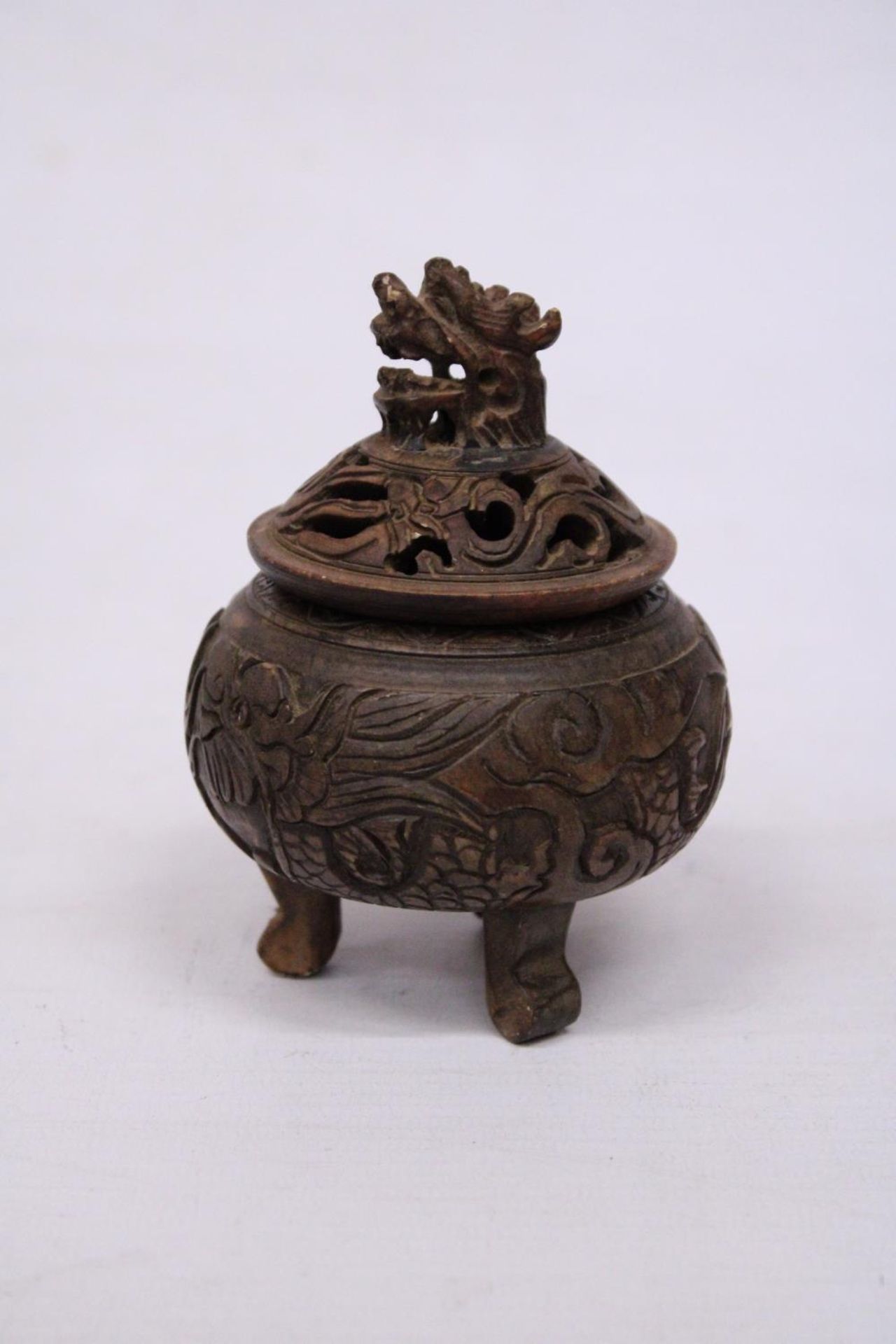 A METAL (POSSIBLY BRONZE) TRIPOD INCENSE HOLDER WITH FOO DOG FINIAL - Bild 2 aus 9