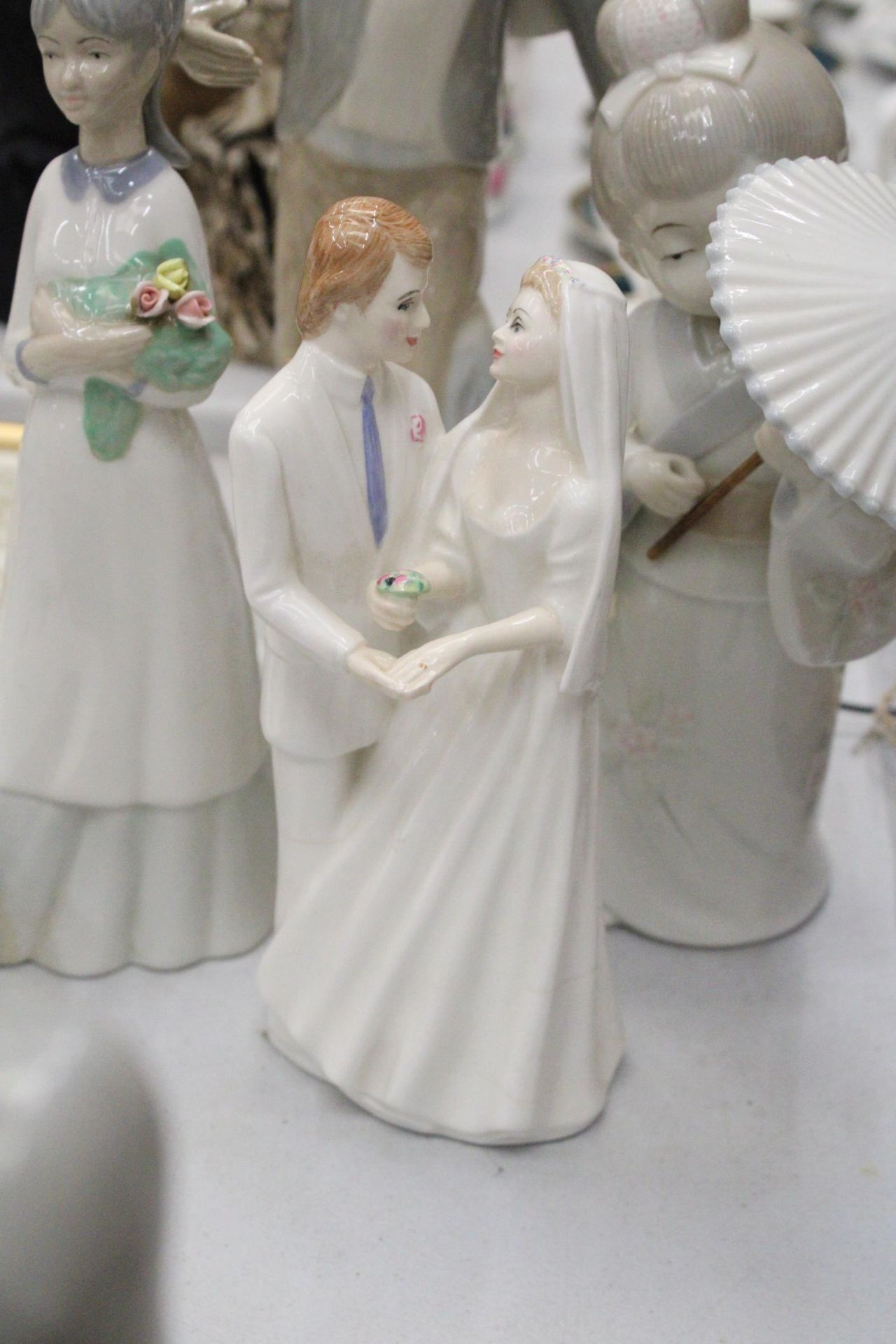 A COLLECTION OF SIX LLADRO STYLE FIGURES TO INCLUDE A ROYAL DOULTON - Image 3 of 6