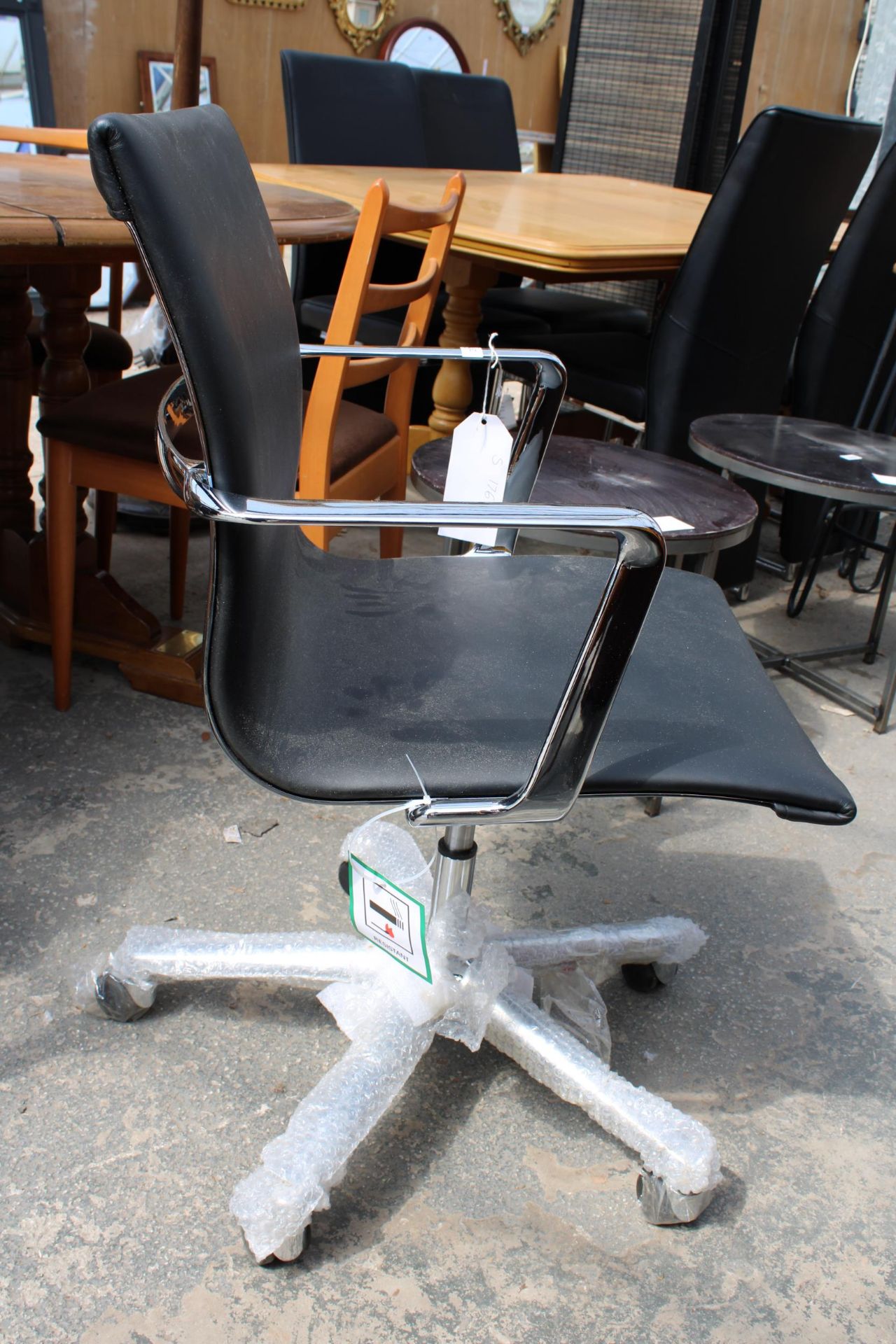 A MODERN BLACK FAUX LEATHER SWIVEL DESK CHAIR WITH POLISHED CHROME ARMS AND BASE - Image 2 of 3