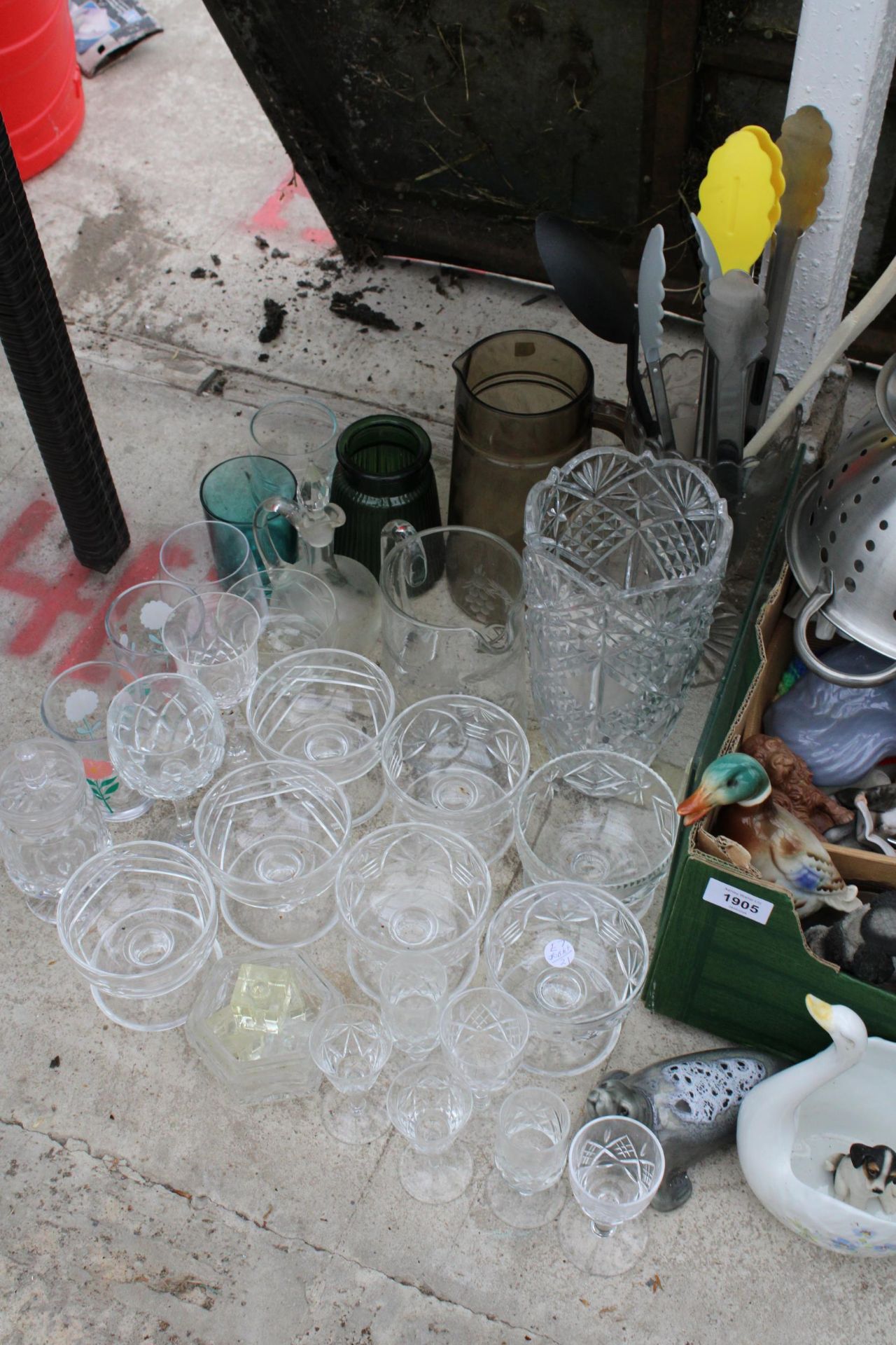 AN ASSORTMENT OF HOUSEHOLD ITEMS TO INCLUDE CERAMICS AND GLASS WARE ETC - Image 3 of 4