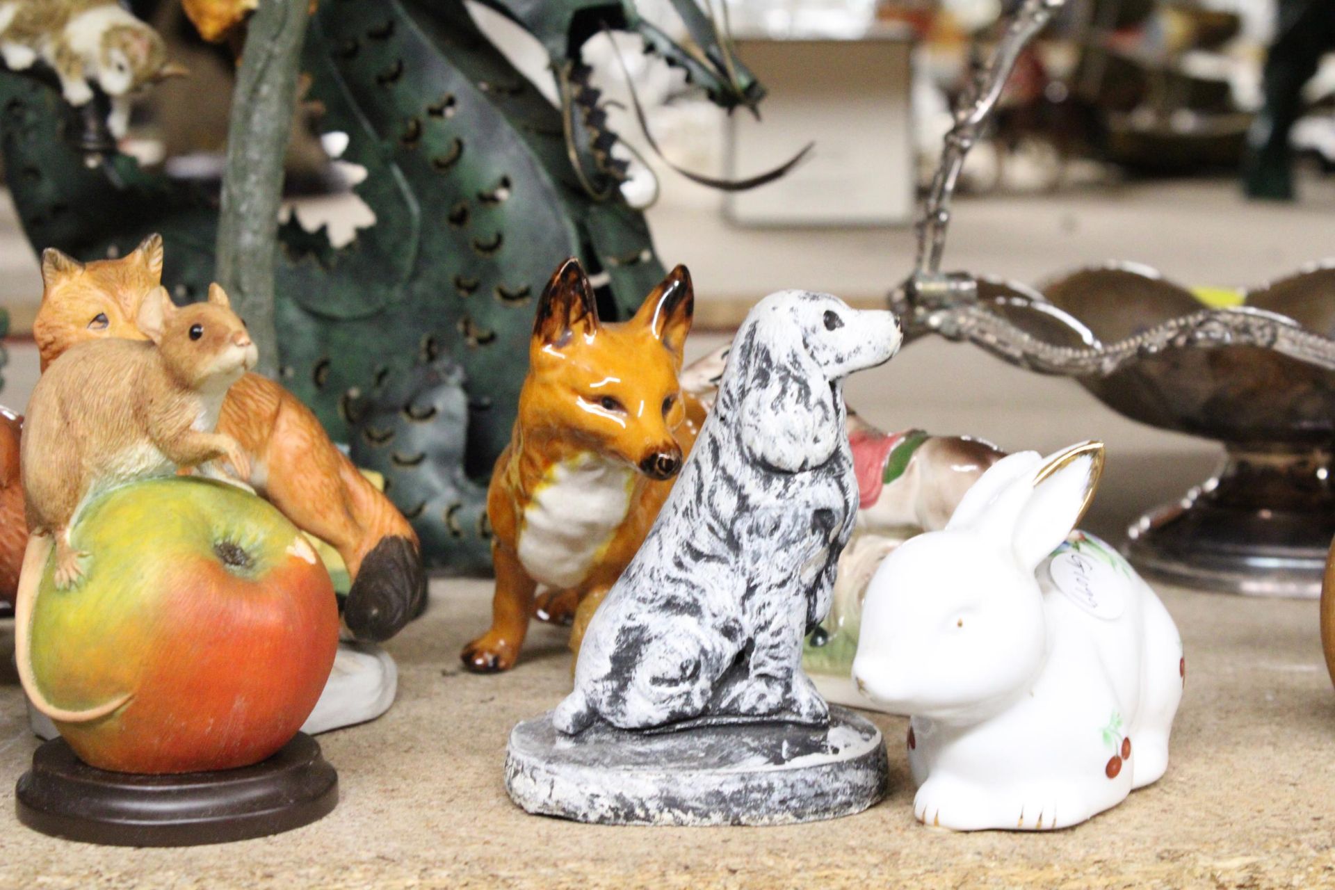 A COLLECTION OF THIRTEEN ANIMAL FIGURES TO INCLUDE FOXES, A METAL DRAGON, CATS, ETC - SOME A/F - Image 2 of 5