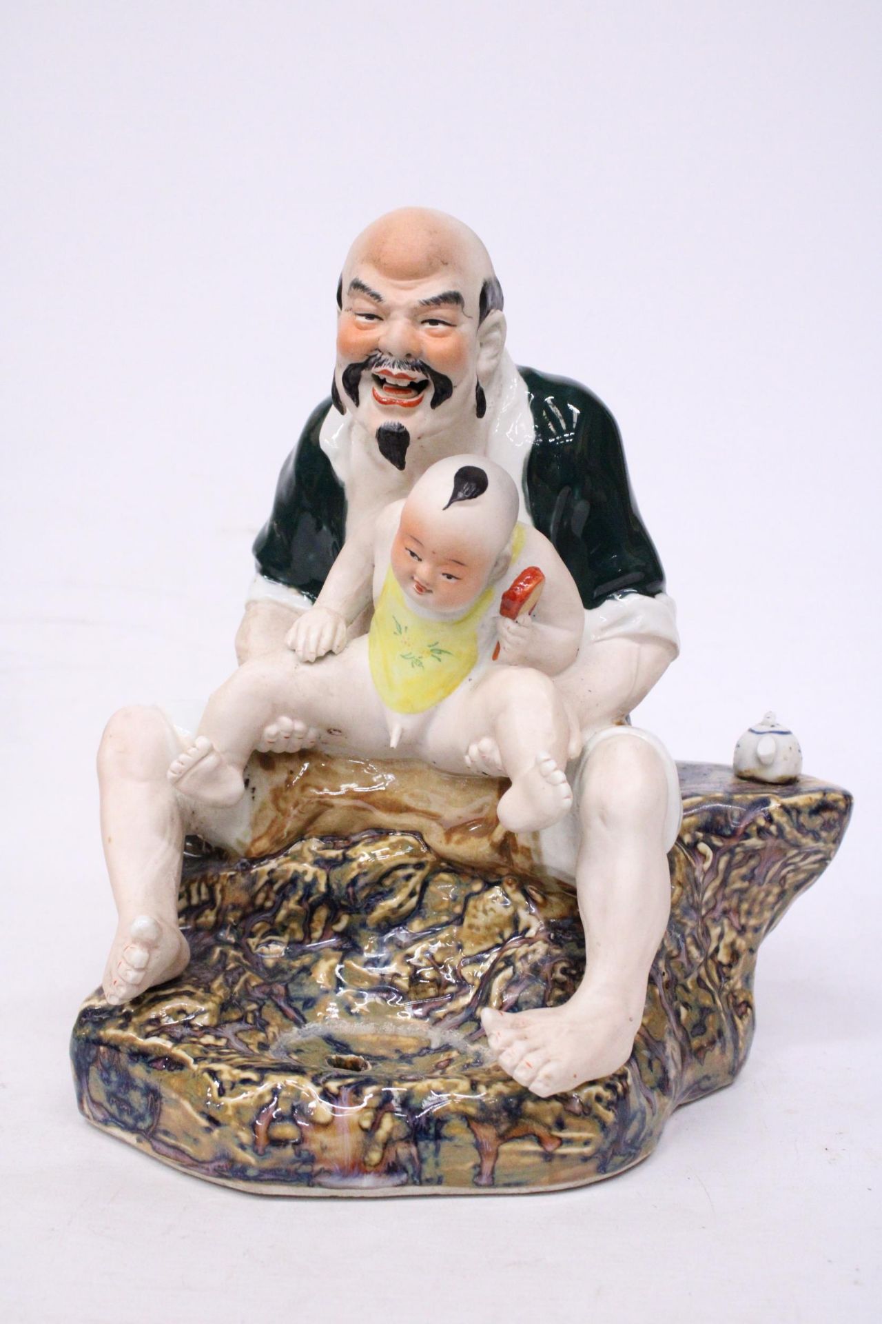 A CHINESE PORCELAIN MAN WITH BABY - Bild 2 aus 6