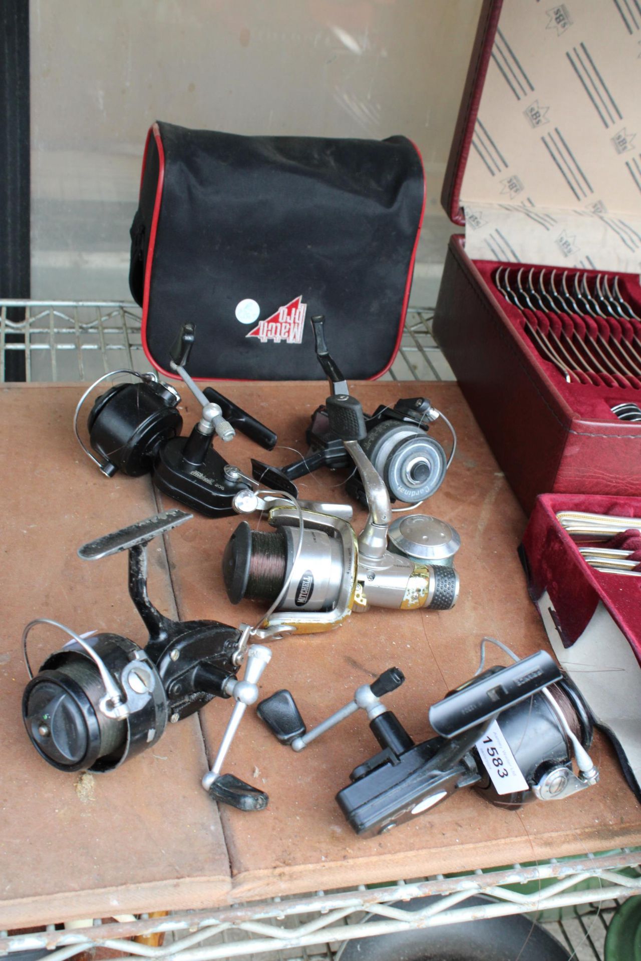 AN ASSORTMENT OF VARIOUS FISHING REELS TO INCLUDE MITCHELL AND ABU ETC