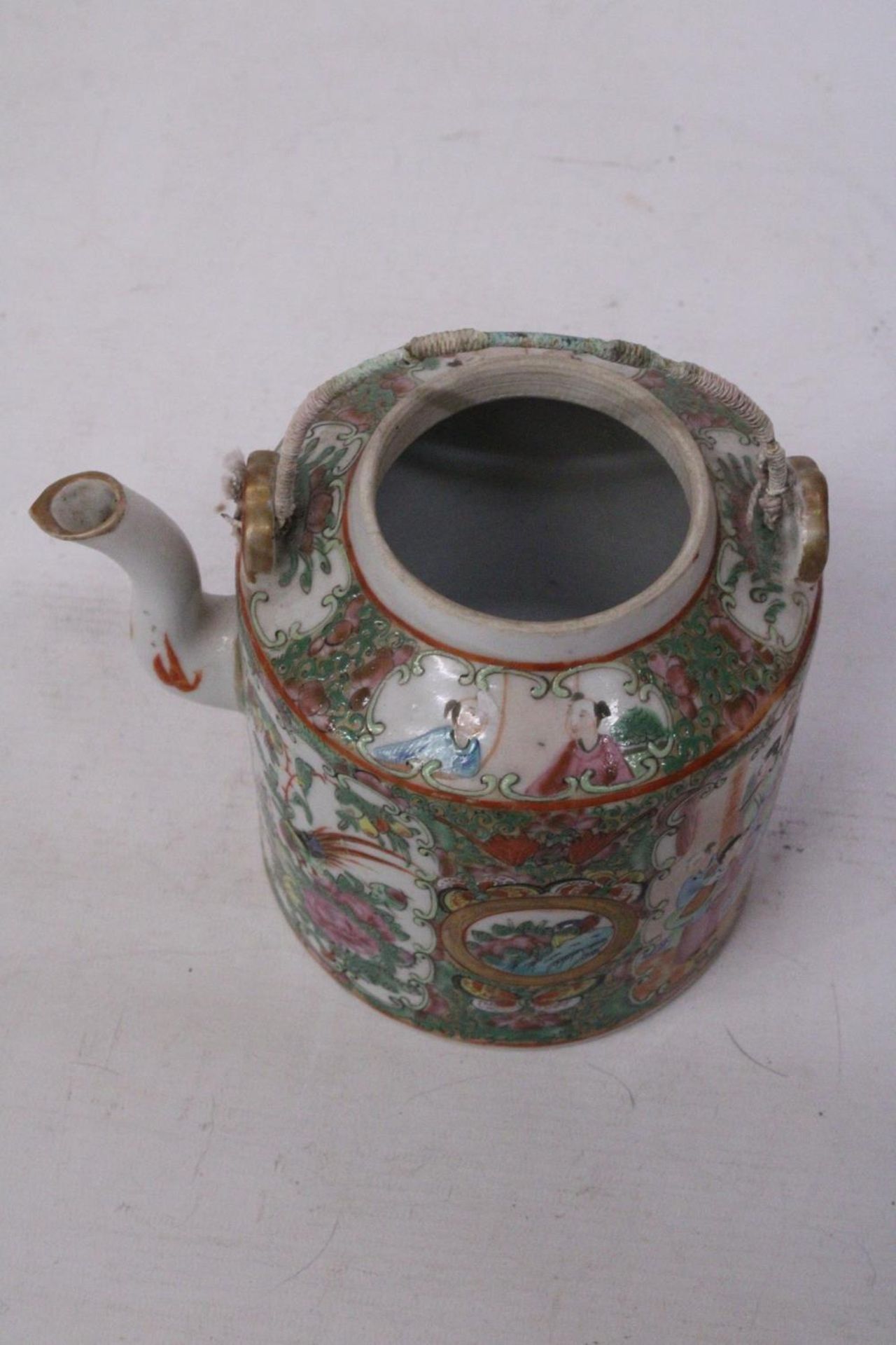 A 19TH CENTURY CHINESE CANTON FAMILLE ROSE MEDALLION TEAPOT, HEIGHT 16CM - Image 2 of 4