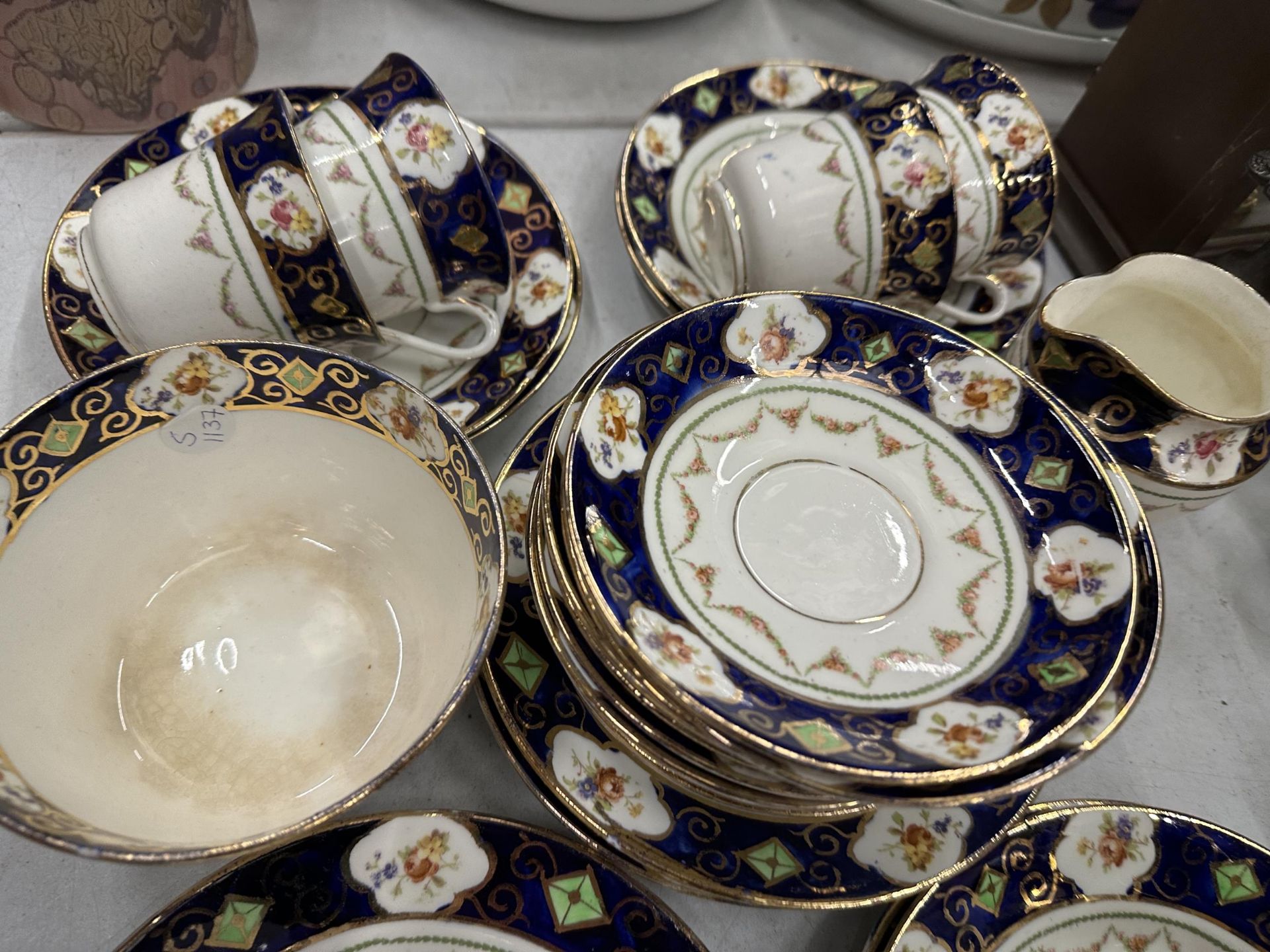 A QUANTITY OF VINTAGE TEAWARE TO INCLUDE CAKE PLATES, A SUGAR BOWL, CREAM JUG, CUPS, SAUCERS, SIDE - Image 2 of 4