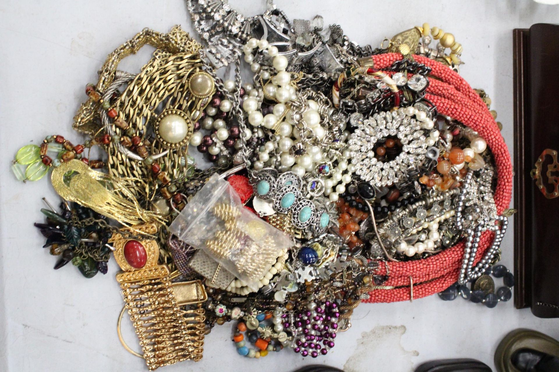 A LARGE MIXED LOT OF JEWELLERY TO INCLUDE EARINGS, BROOCHES, NECKLACES ETC PLUS A JEWELLERY BOX - Image 4 of 7