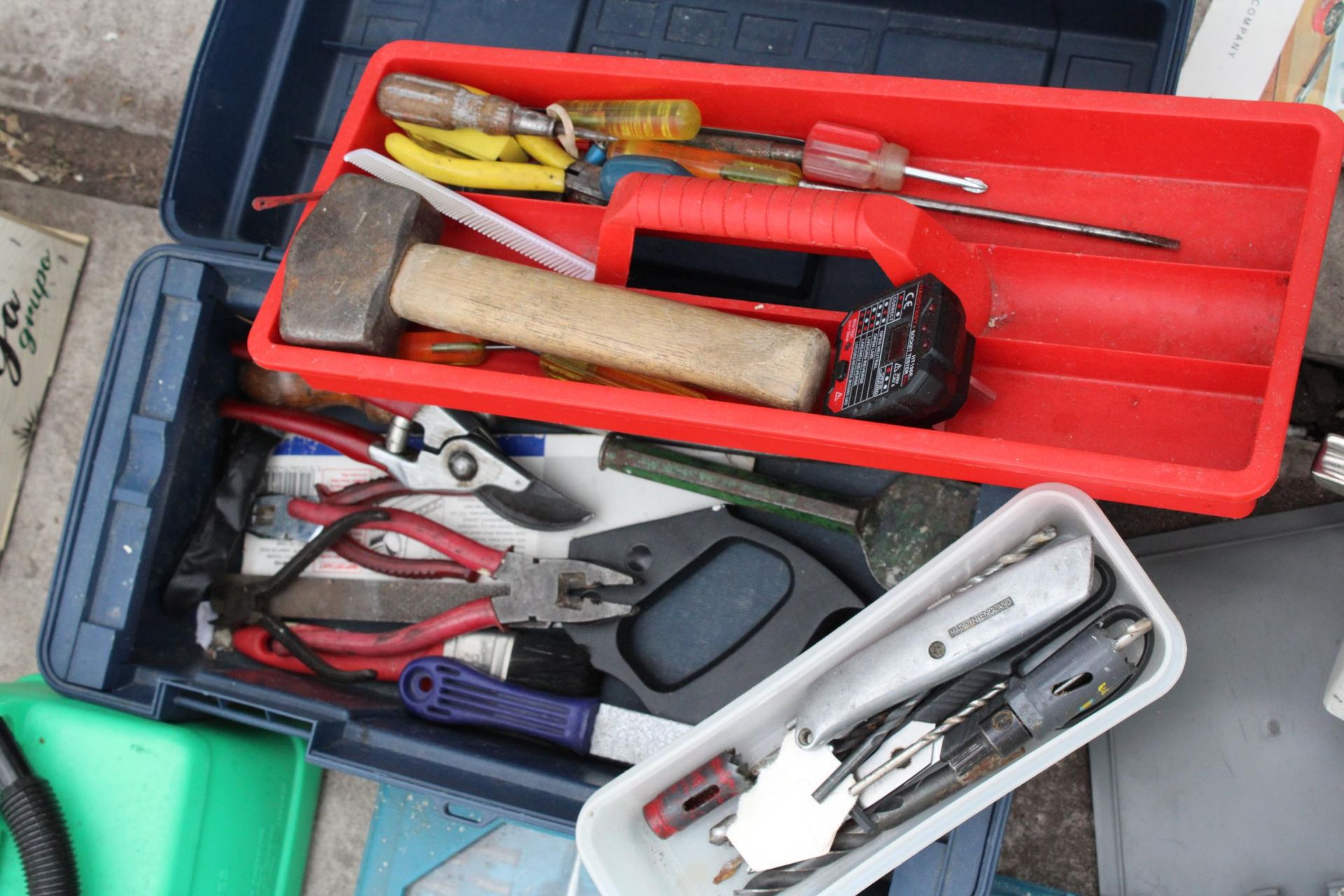 AN ASSORTMENT OF TOOLS TO INCLUDE A BOSCH DRILL, A DRILL BIT SET AND A TOOL BOX WITH AN ASSORTMENT - Image 3 of 4