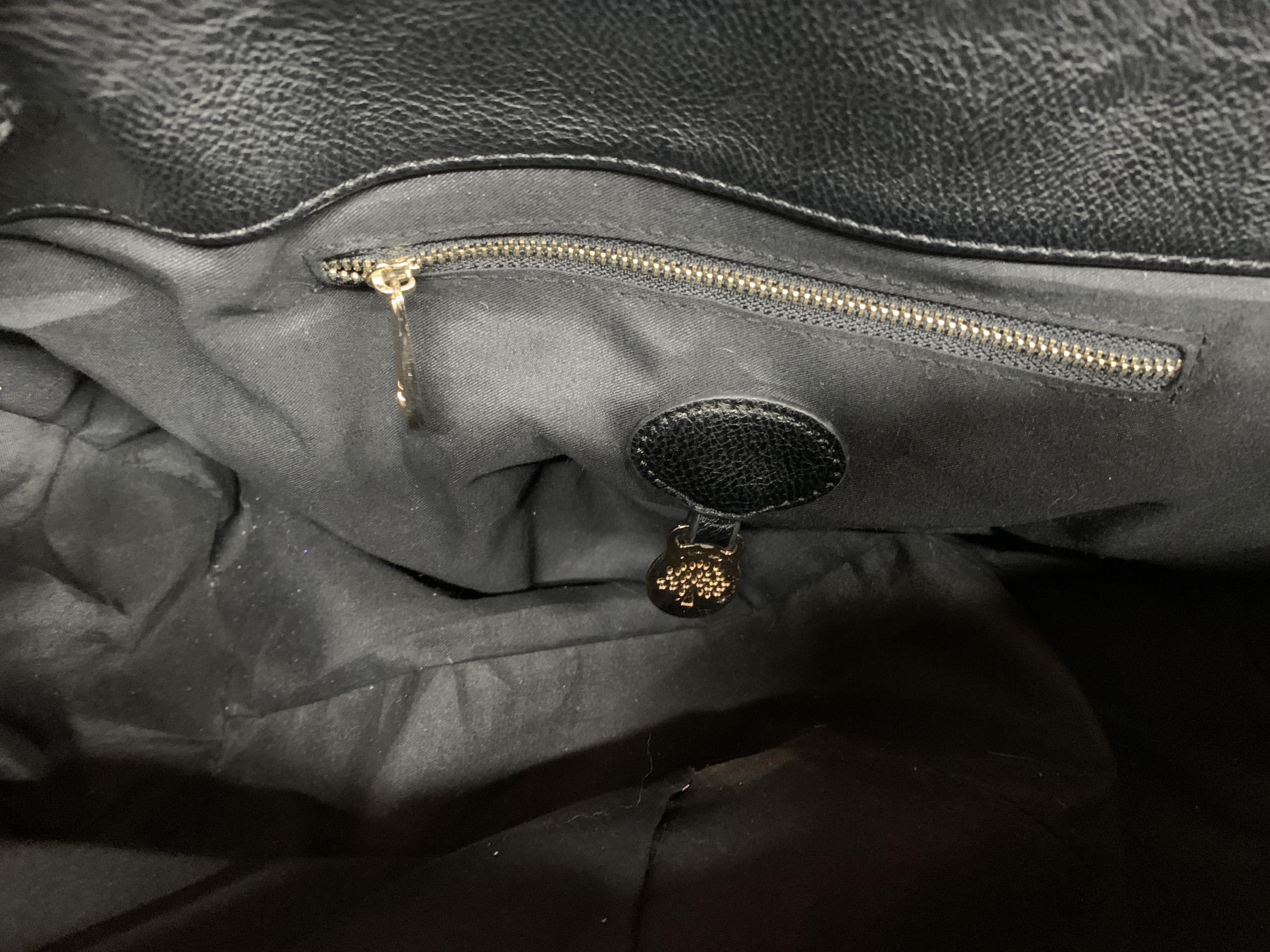 A VINTAGE MEDIUM BLACK SHOULDER BAG MARKED MULBERRY, WITH BRASS HARDWARE - Image 3 of 4