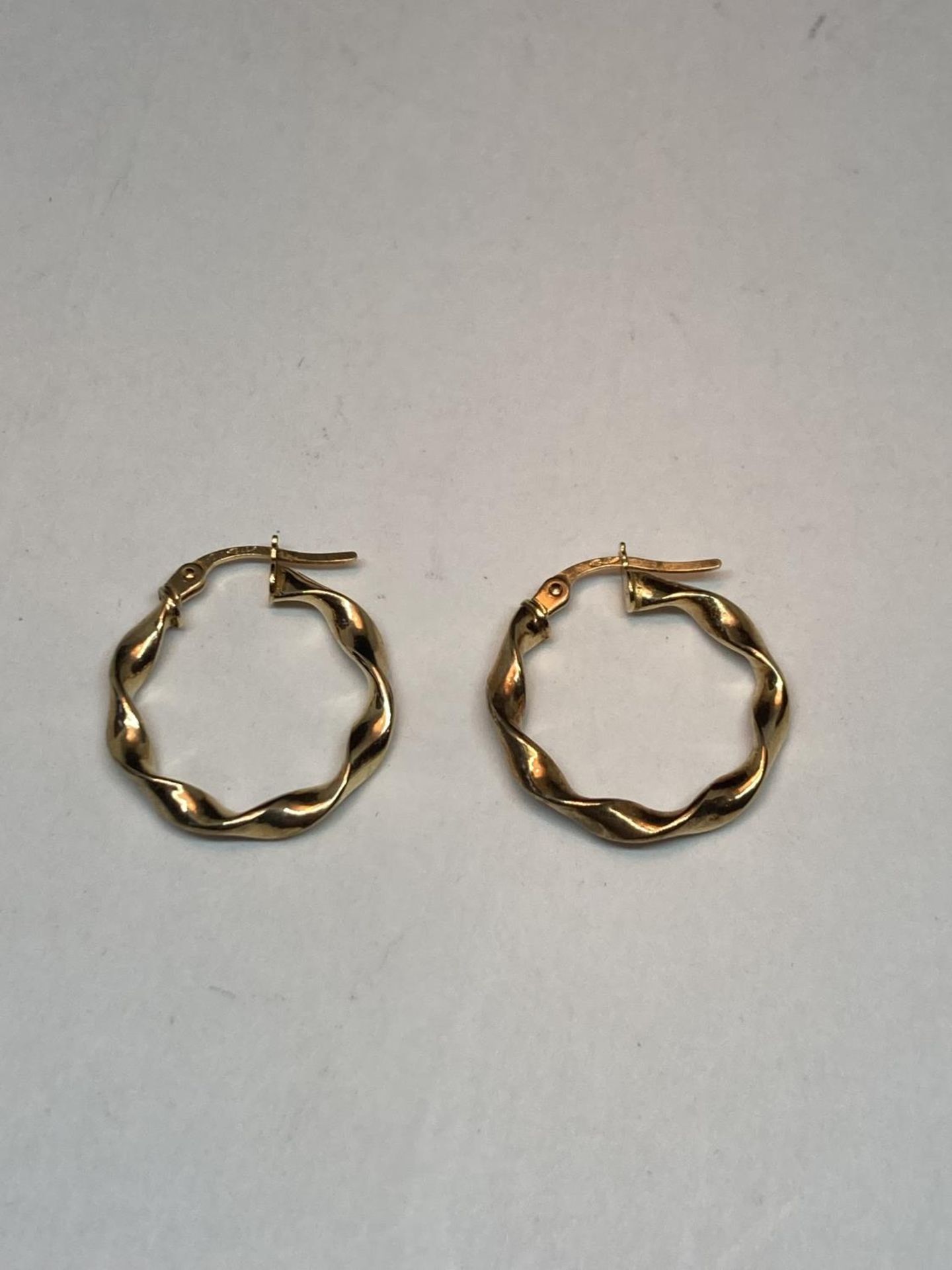 A PAIR OF MARKED 375 GOLD TWIST EARRINGS