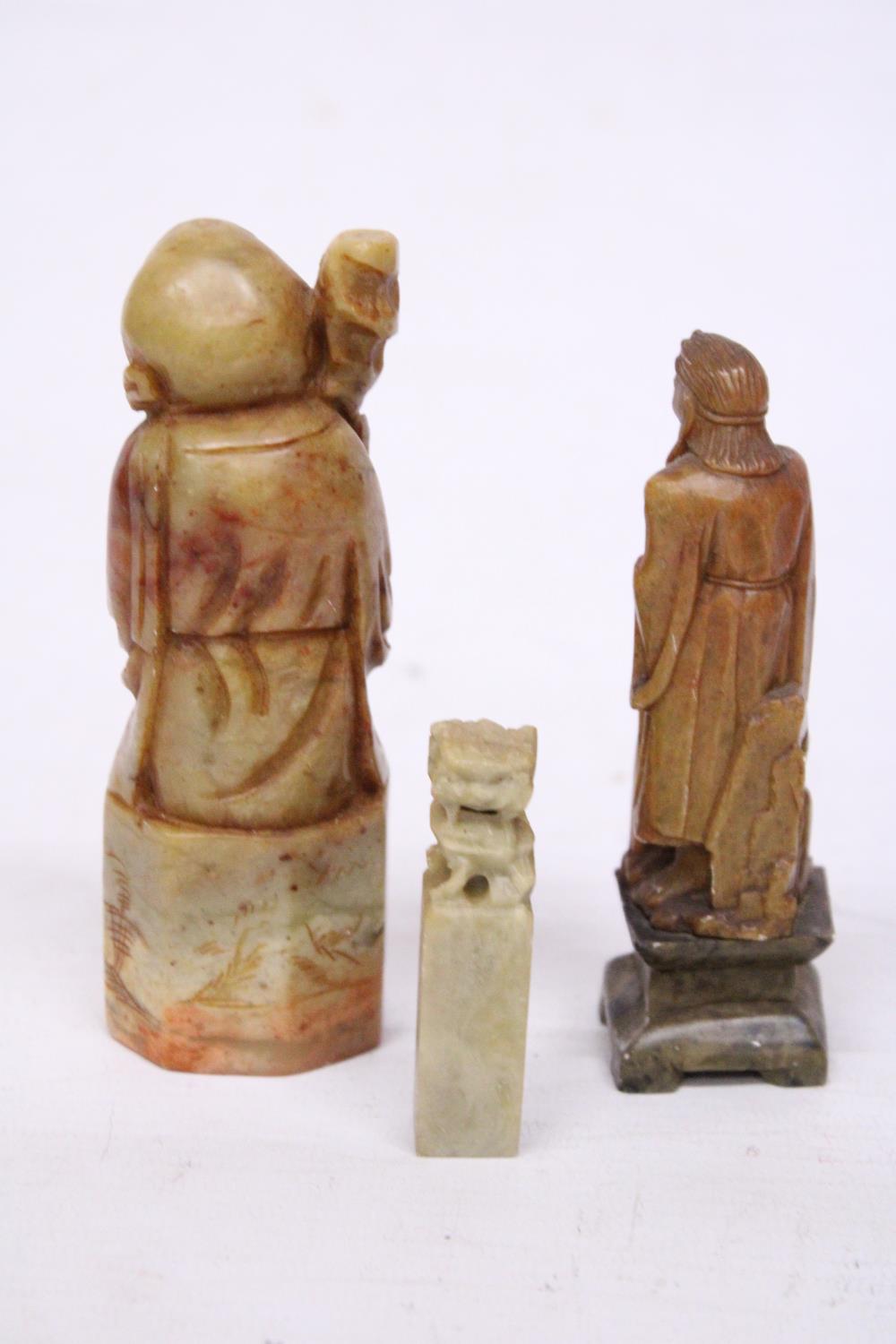 A CHINESE SHOU LAO TAO IMMORTAL CARVED SOAPSTONE SEAL TOGETHER WITH TWO FURTHER CARVINGS - Image 3 of 5