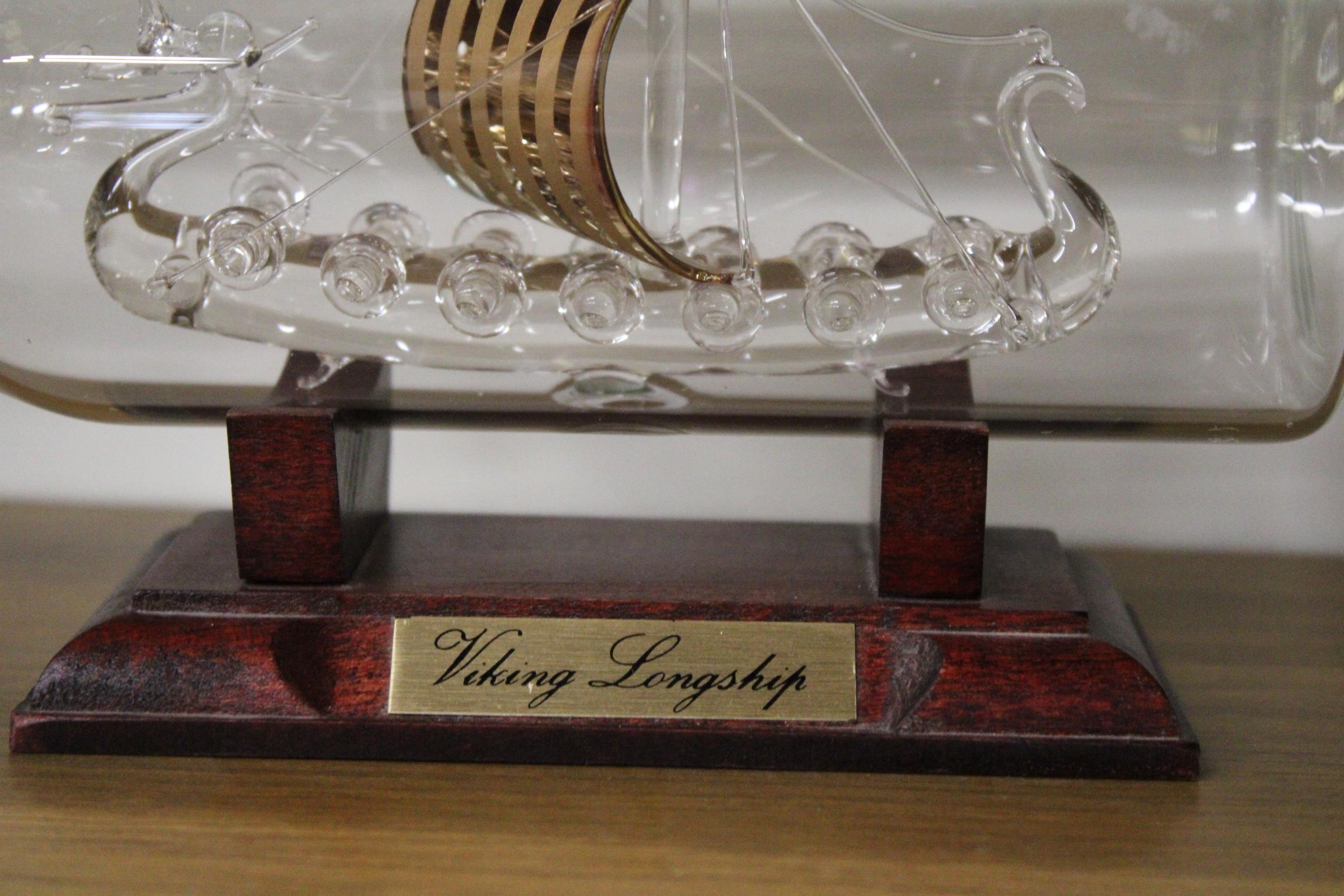 A GLASS MODEL OF A VIKING LONGSHIP IN A BOTTLE - Image 3 of 5