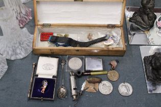 A COLLECTION OF VINTAGE ITEMS TO INCLUDE A HALLMARKED SILVER SPOON, ENGRAVED 1837-97,