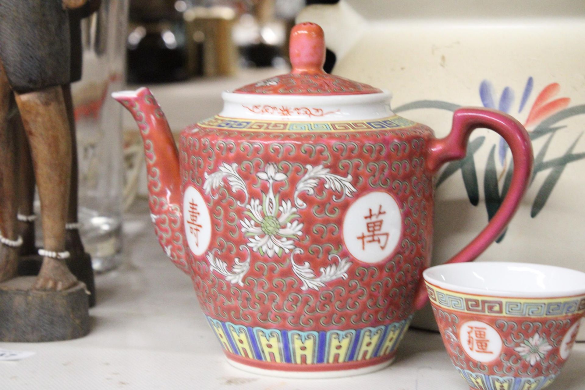 AN ORIENTAL TEAPOT AND TWO TEA CUPS, PLUS A LARGE LIDDED ORIENTAL POT - Image 2 of 5